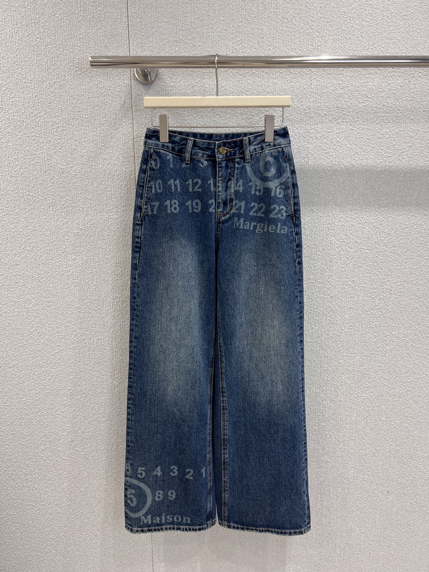 NO:475500,Support replacement MaisonMargi*la 25Fw early autumn new model digital laser burnt jeans trousers | Exclusive high-end production!  Twill cotton denim material, craft washing treatment, presents three-dimensional OEM pattern, customized surface accessories, elegant and elegant, straight trousers cut, bone lines echo, zipper pocket highlights waist lines, fashionable and eye-catching, daily commuting, can be matched with any item, S/M/L real-life details pictures, alexander wang19860909支持换款 MaisonMargi*la 25Fw早秋新款 数字激光烧花牛仔长裤丨独家高版出品！斜纹棉牛仔材质 工艺洗水处理 呈现立体做贴牌图案 定制面辅料 高雅显气质 直筒长裤剪裁 骨位线条呼应相得益彰 拉链口袋凸显腰部线条 时髦吸睛 日常通勤都 可搭配任何单品 现货发售S/M/L实拍细节图,,alexander wang,Women's clothing