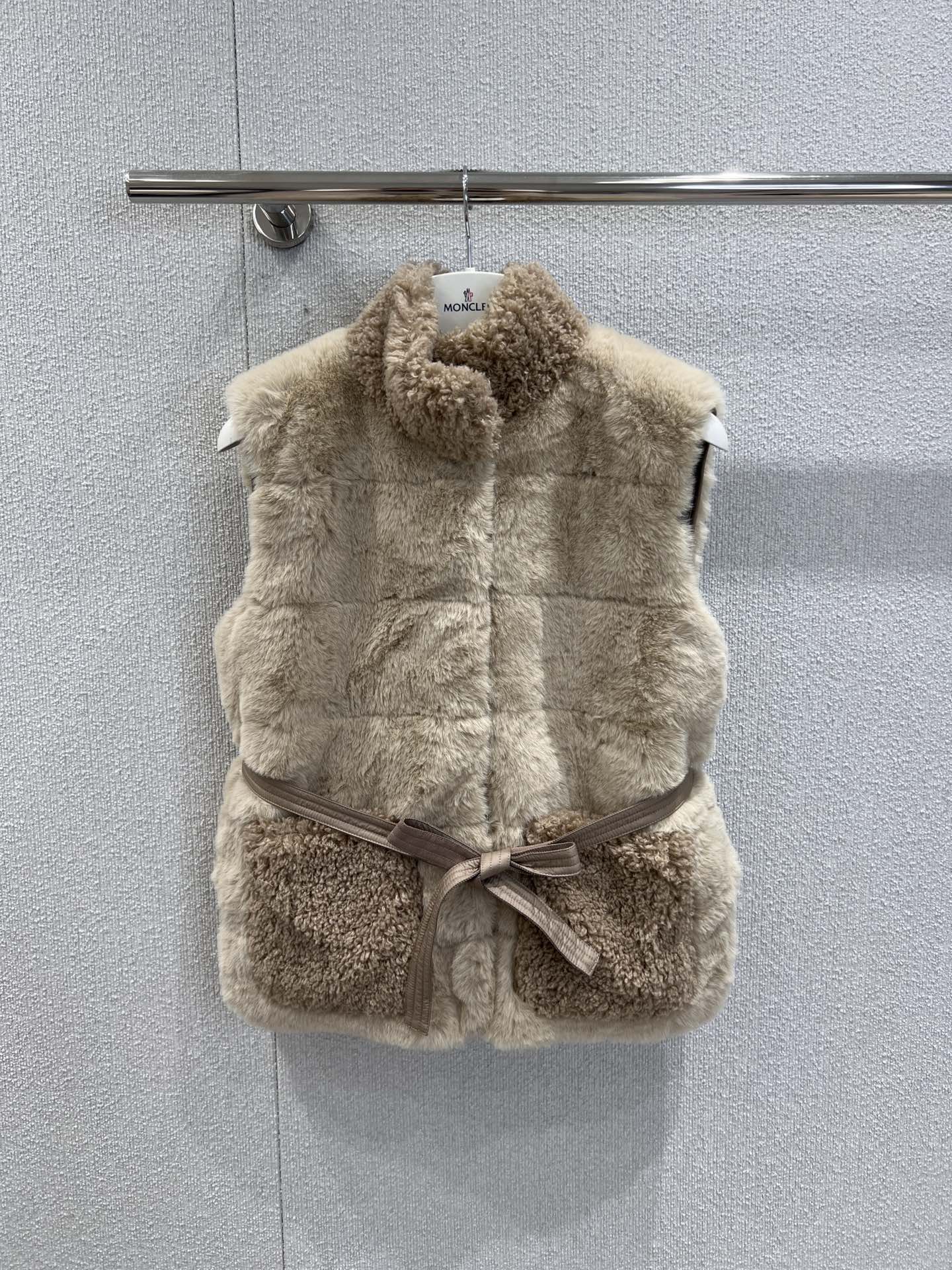 NO:475458,With dust bag Moncle* 25Fw early autumn new model Teddy down vest丨Exclusive yb development!  High-end production!  The soft fufu's teddy velvet trim wraps the collar and sleeves, and the touch is like a little cat!  The matte synthetic material splicing creates a 'plus technology sense', gentle and not bloated ~ The same color drawstring belt is included!  The waist-retracting and the X-shaped curve goddess is instantly transformed into a relaxed and relaxed style. One and two clothes are cost-effective. The waist belt enhances the sense of ability!  S/M/L real photos of S/M/L on spot sale, down jacket, alexander wang19860909配防尘袋 Moncle* 25Fw早秋新款 泰迪绒羽绒马甲丨独家yb开发！高版出品！软fufu的泰迪绒饰边包裹领口与袖笼,触感像撸小奶猫！哑光感合成材质面料拼接,碰撞出“毛绒科技感”,温柔不臃肿～附赠同色系抽绳腰带！收腰穿秒变X型曲线女神,宽松穿是慵懒松弛风,一衣两穿性价比拉满.腰带束腰提升干练感！现货发售S/M/L实拍细节图,,down jacket,alexander wang,Women's clothing