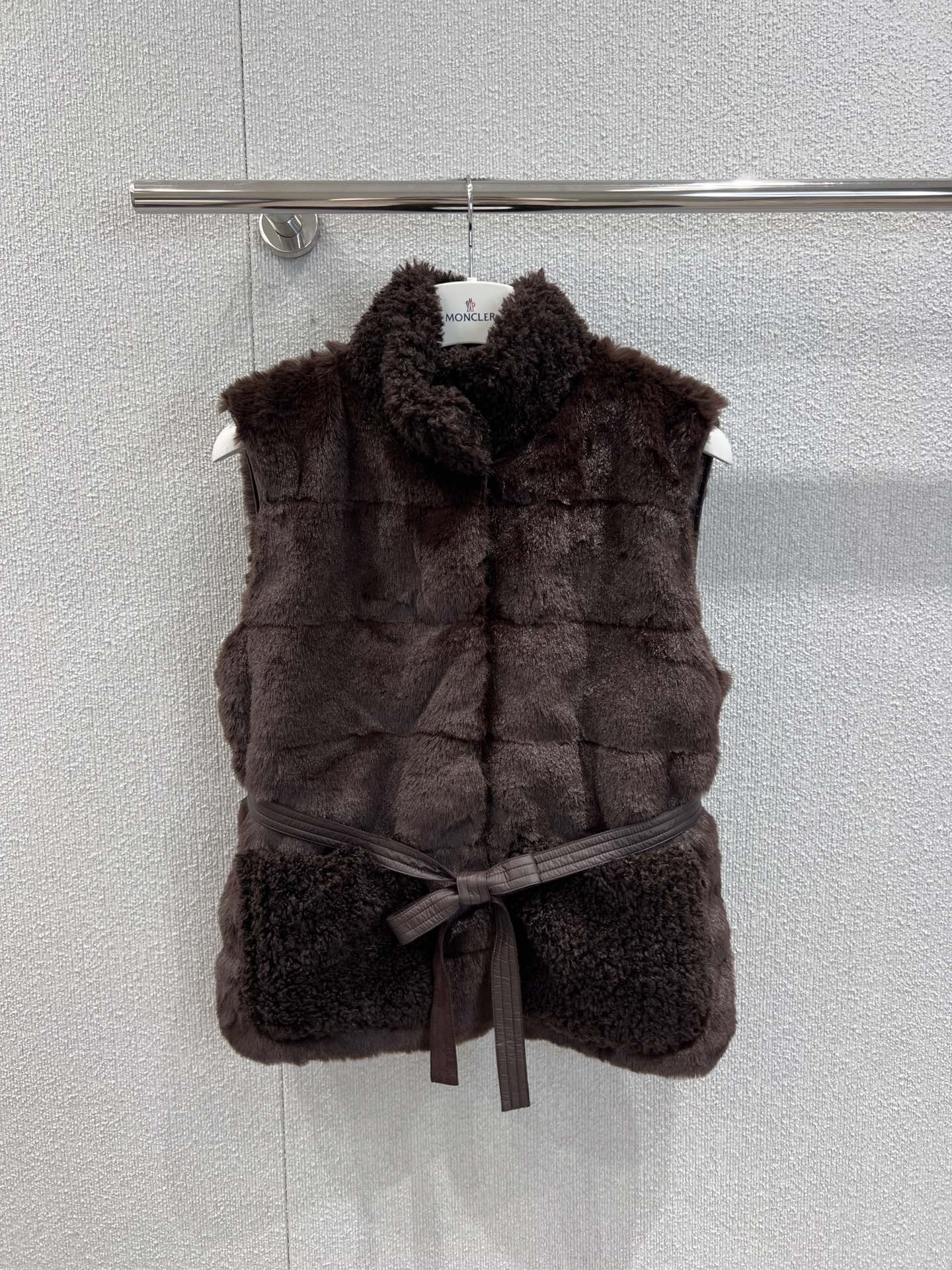 NO:475467,With dust bag Moncle* 25Fw early autumn new model Teddy down vest丨Exclusive yb development!  High-end production!  The soft fufu's teddy velvet trim wraps the collar and sleeves, and the touch is like a little cat!  The matte synthetic material splicing creates a 'plus technology sense', gentle and not bloated ~ The same color drawstring belt is included!  The waist-retracting and the X-shaped curve goddess is instantly transformed into a relaxed and relaxed style. One and two clothes are cost-effective. The waist belt enhances the sense of ability!  S/M/L real photos of S/M/L on spot sale, down jacket, alexander wang19860909配防尘袋 Moncle* 25Fw早秋新款 泰迪绒羽绒马甲丨独家yb开发！高版出品！软fufu的泰迪绒饰边包裹领口与袖笼,触感像撸小奶猫！哑光感合成材质面料拼接,碰撞出“毛绒科技感”,温柔不臃肿～附赠同色系抽绳腰带！收腰穿秒变X型曲线女神,宽松穿是慵懒松弛风,一衣两穿性价比拉满.腰带束腰提升干练感！现货发售S/M/L实拍细节图,,down jacket,alexander wang,Women's clothing