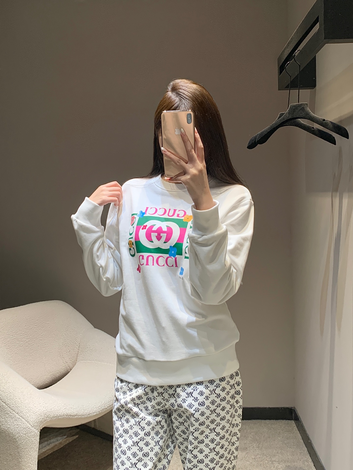 NO:474213,Gucc* 25Fw early autumn new style, flower square printed round neck sweatshirt丨Exclusive high-end production!  Shoulder drop-back silhouette sweatshirt cut, threaded edge-edged details on the cuff hem, creating a delicate and coordinated atmosphere, letter decoration on the chest, three-dimensional surround, colorful color matching flowers cartoon elements, brand high-end feel, the overall style is low-key and textured, casual and fashionable, suitable for commuting and daily travel, S/M/L, gucci, hoodie, sweatshirts, alexander wang19860909Gucc* 25Fw早秋新款 花朵方块印花圆领卫衣丨独家高版出品！落肩套头廓形卫衣剪裁 袖口下摆螺纹包边细节 营造出精致协调的氛围感 胸前点缀字母装饰 立体环绕多彩配色花朵卡通元素 品牌高级感立显 整体风格低调不失质感 穿搭休闲时髦 通勤日常出行都适配 现货发售S/M/L,,gucci,hoodie,sweatshirts,alexander wang,Women's clothing