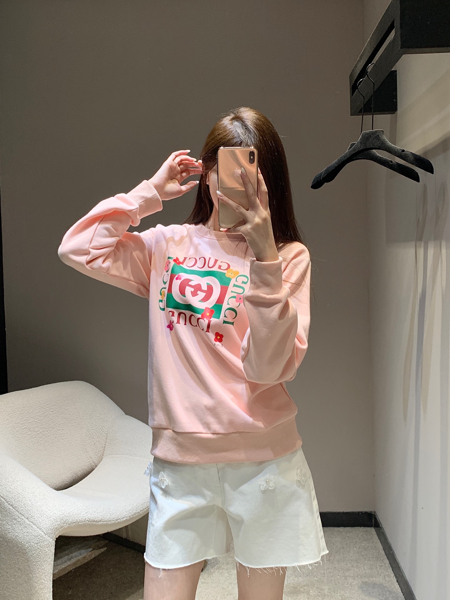 NO:474245,Gucc* 25Fw early autumn new style, flower square printed round neck sweatshirt丨Exclusive high-end production!  Shoulder drop-back silhouette sweatshirt cut, threaded edge-edged details on the cuff hem, creating a delicate and coordinated atmosphere, letter decoration on the chest, three-dimensional surround, colorful color matching flowers cartoon elements, brand high-end feel, the overall style is low-key and textured, casual and fashionable, suitable for commuting and daily travel, S/M/L, gucci, hoodie, sweatshirts, alexander wang19860909Gucc* 25Fw早秋新款 花朵方块印花圆领卫衣丨独家高版出品！落肩套头廓形卫衣剪裁 袖口下摆螺纹包边细节 营造出精致协调的氛围感 胸前点缀字母装饰 立体环绕多彩配色花朵卡通元素 品牌高级感立显 整体风格低调不失质感 穿搭休闲时髦 通勤日常出行都适配 现货发售S/M/L,,gucci,hoodie,sweatshirts,alexander wang,Women's clothing