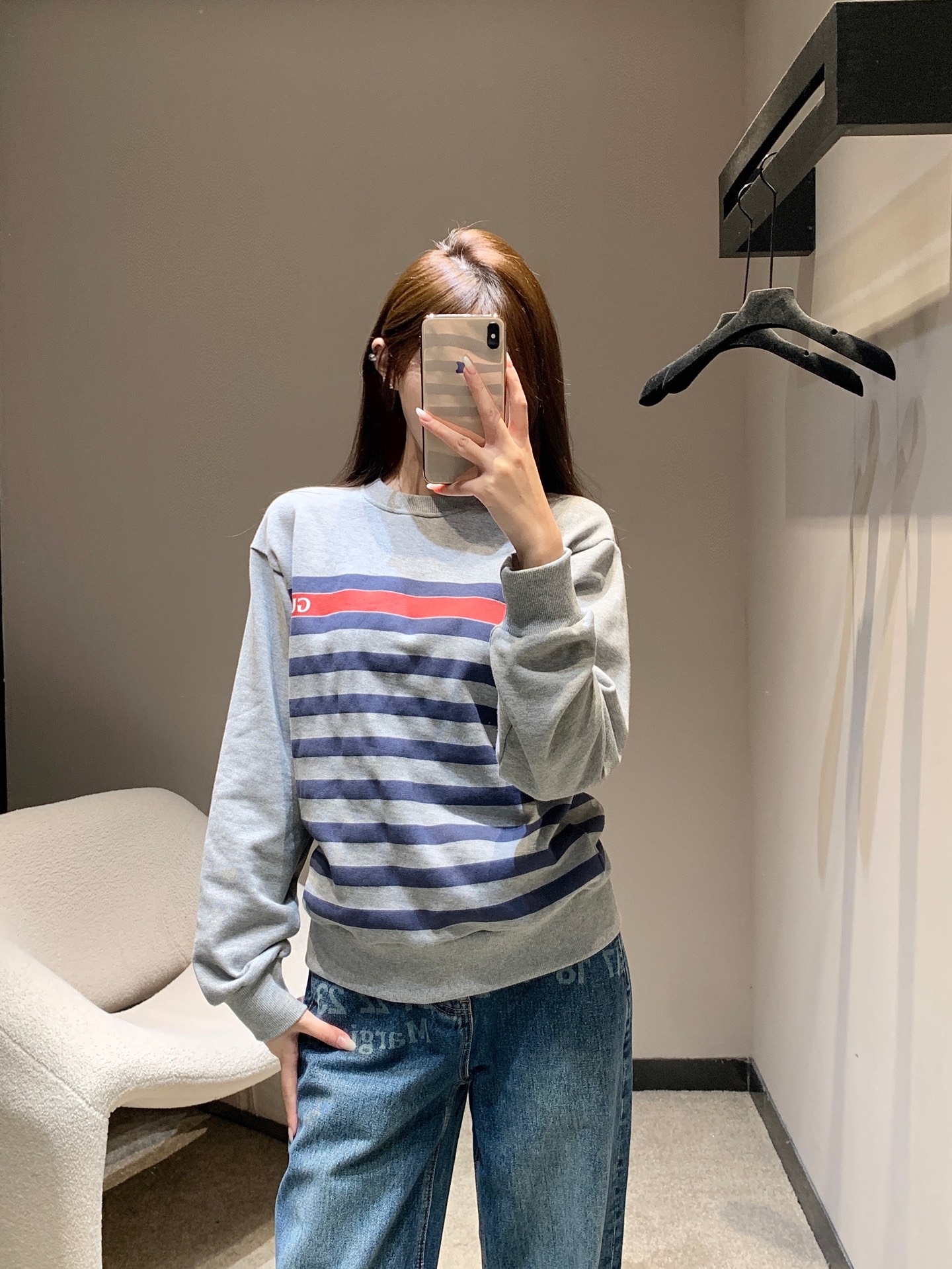 NO:474221,Gucc* 25Fw early autumn new style, letter striped printed round neck sweatshirt丨Exclusive high-end production!  Shoulder drop-back silhouette sweatshirt cut, threaded cuffs, blue and red striped shirts, torso spliced ​​to create a delicate and coordinated atmosphere, letters on the chest, brand high-end feel, the overall style is low-key and textured, casual and fashionable, suitable for commuting and daily travel, S/M/L, gucci, hoodie, sweatshirts, shirts, alexander wang19860909Gucc* 25Fw早秋新款 字母条纹印花圆领卫衣丨独家高版出品！落肩套头廓形卫衣剪裁 袖口螺纹包边细节 躯干拼接蓝红条纹衬衫 营造出精致协调的氛围感 胸前点缀字母装饰 品牌高级感立显 整体风格低调不失质感 穿搭休闲时髦 通勤日常出行都适配 现货发售S/M/L,,gucci,hoodie,sweatshirts,shirts,alexander wang,Women's clothing