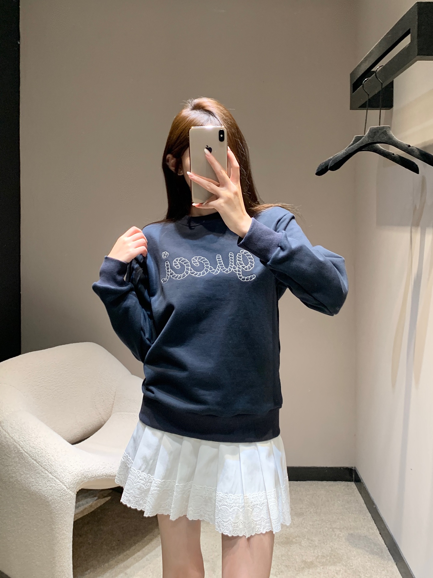 NO:475453,Gucc* 25Fw early autumn new style, letter embroidered round neck sweatshirt丨Exclusive high-end production!  Clean and neat cut, loose and lazy style with shoulder-falling fabric, thick, straight and stylish, elastic threaded cuffs, a variety of outfits, loose and comfortable, full of casual and spicy style!  S/M/L, gucci, hoodie, sweatshirts, alexander wang19860909Gucc* 25Fw早秋新款 字母刺绣圆领卫衣丨独家高版出品！干净利落的裁剪,落肩宽松慵懒版型 面料厚实挺阔有型,袖口弹力螺纹设计 多种穿搭 宽松舒适无束缚感,满满的随性酷辣风！现货发售S/M/L,,gucci,hoodie,sweatshirts,alexander wang,Women's clothing