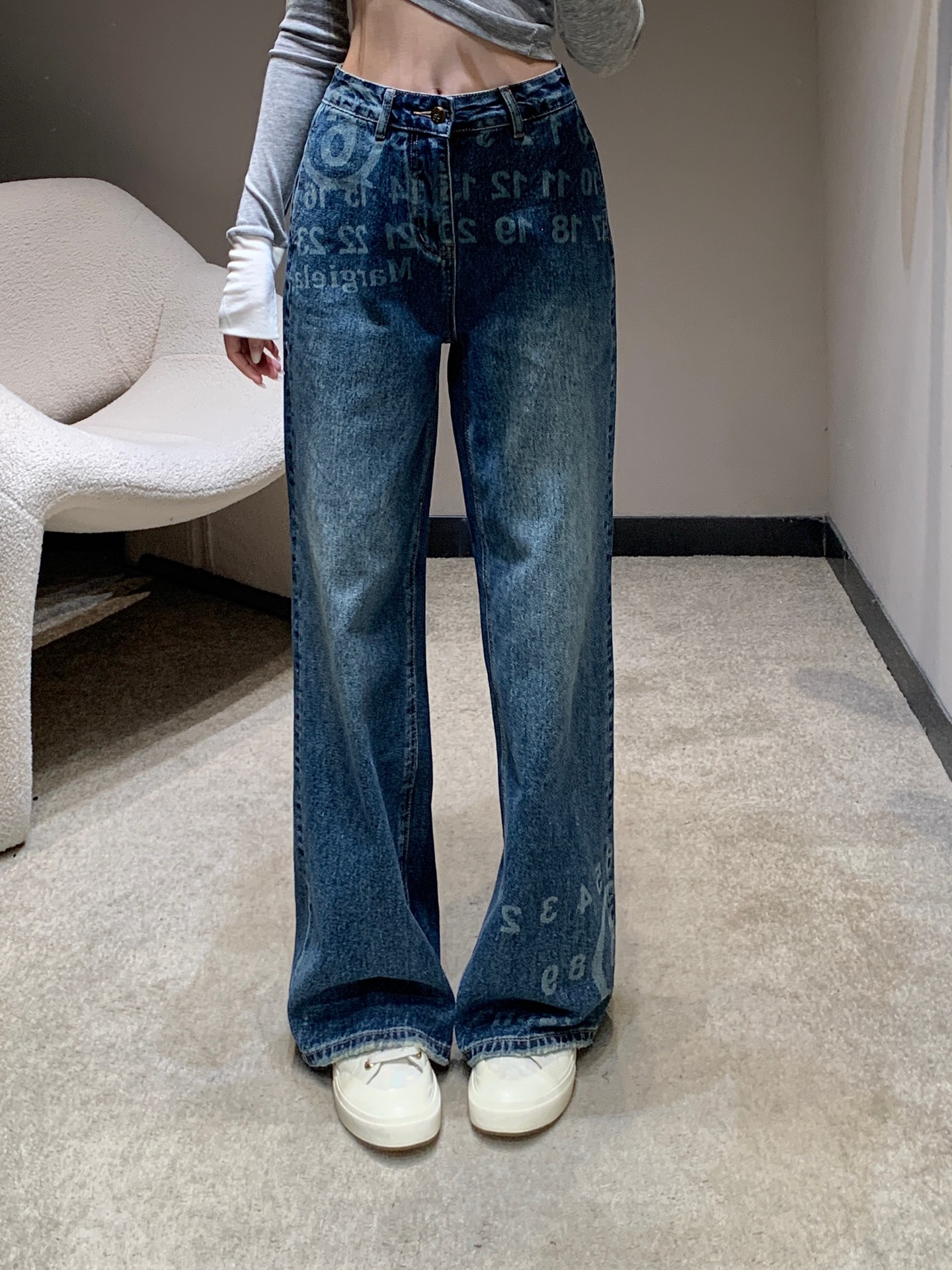 NO:475509,MaisonMargi*la 25Fw early autumn new model digital laser burnt jeans trousers | exclusive high-end production!  Twill cotton denim material, craft washing treatment, presents three-dimensional OEM pattern, customized surface accessories, elegant and elegant, straight trousers cut, bone position lines complement each other, Zipper pocket highlights waist lines, fashionable and eye-catching, daily commuting, can be matched with any item, S/M/L,,alexander wang19860909MaisonMargi*la 25Fw早秋新款 数字激光烧花牛仔长裤丨独家高版出品！斜纹棉牛仔材质 工艺洗水处理 呈现立体做贴牌图案 定制面辅料 高雅显气质 直筒长裤剪裁 骨位线条呼应相得益彰 拉链口袋凸显腰部线条 时髦吸睛 日常通勤都 可搭配任何单品 现货发售S/M/L,,alexander wang,Women's clothing