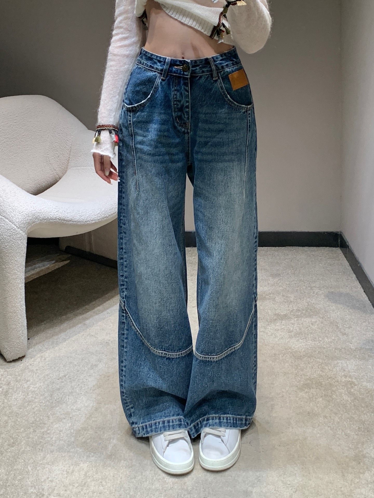 NO:475525,MaisonMargi*la 25Fw early autumn new style, pocket digital leather brand jeans | exclusive high-end production!  Twill cotton denim material, craft washing treatment, pocket leather labels present three-dimensional OEM pattern, customized surface accessories, elegant and elegant, straight trousers cut, bone position lines complement each other, back highlight waist lines, fashionable and eye-catching, daily commuting, can be matched with any item, S/M/L,, jeans, alexander wang19860909MaisonMargi*la 25Fw早秋新款 口袋数字皮牌牛仔裤丨独家高版出品！斜纹棉牛仔材质 工艺洗水处理 口袋皮牌呈现立体做贴牌图案 定制面辅料 高雅显气质 直筒长裤剪裁 骨位线条呼应相得益彰 后凸显腰部线条 时髦吸睛 日常通勤都 可搭配任何单品 现货发售S/M/L,,jeans,alexander wang,Women's clothing