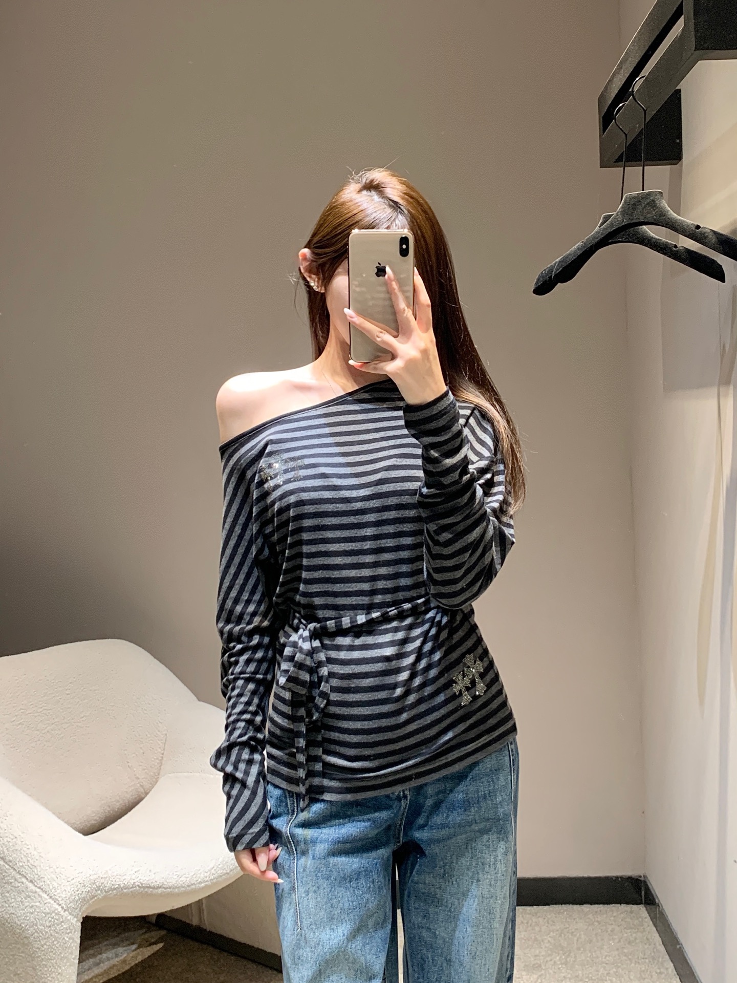 NO:475492,Chorme heart* 25Fw early autumn new style, off-shoulder Tennis wool striped base shirt丨Exclusive high-end production!  Heavy Industry Crystal Cross with super beautiful wool striped base shirt, a series that feels comfortable in the cloud!  Whoever wears the upper body feels comfortable!  The fabric is super elastic!  Classic colors are both daily and high-end, and are a must-have for daily outfits!  S/M/L, alexander wang19860909Chorme heart* 25Fw早秋新款 斜肩天丝羊毛条纹打底衫丨独家高版出品！重工烫钻十字架超好看羊毛条纹打底衫 云感舒适的系列！上身的触感谁穿谁知道的舒服！烫钻字母设计 面料弹力超级好！经典颜色都是日常又高级,日常穿搭必备！现货发售S/M/L,,alexander wang,Women's clothing