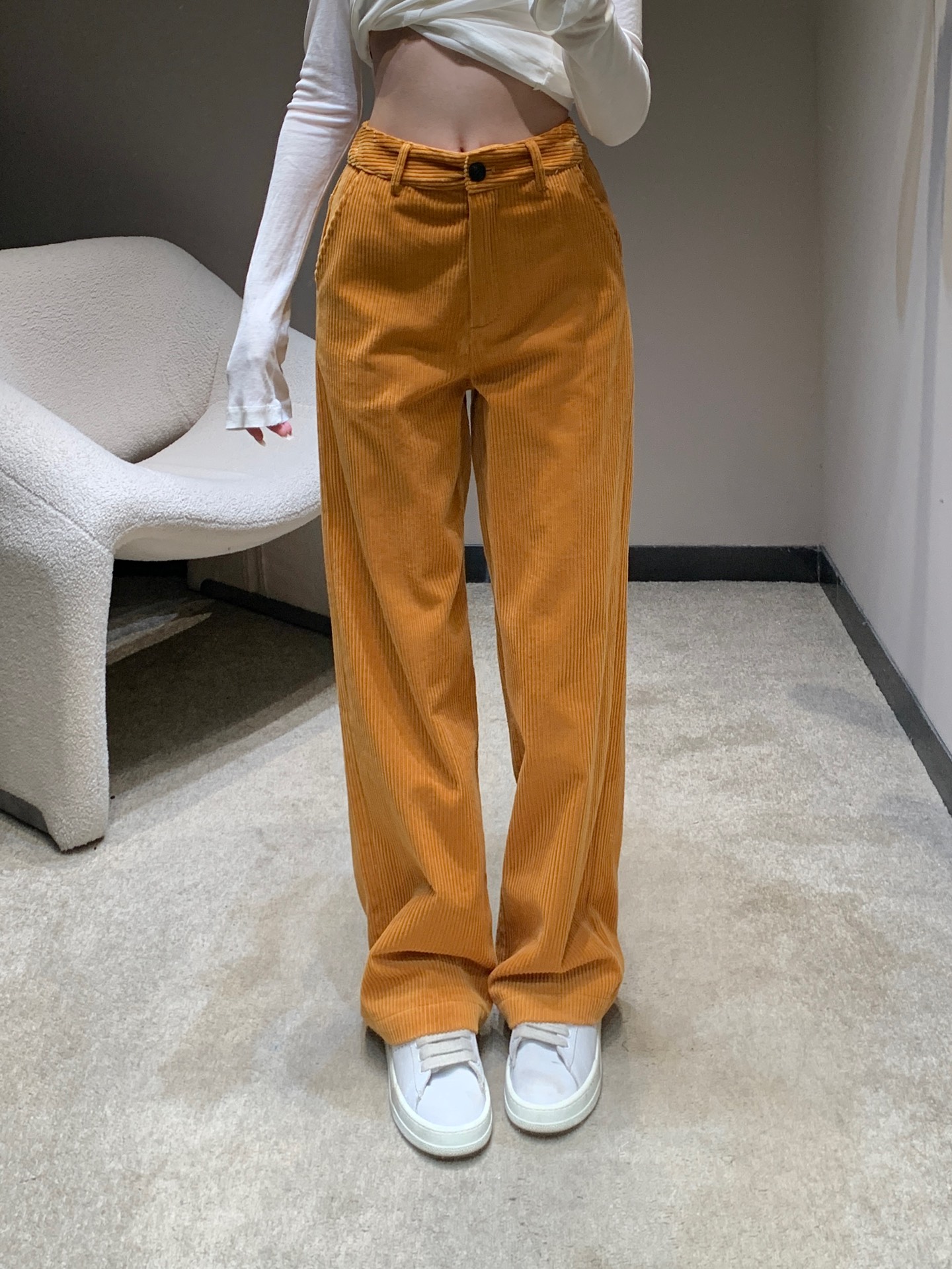 NO:475477,Miumi* 25Fw early autumn new style, embroidered corduroy fashionable straight-leg pants丨Exclusive high-end production!  Minimalist design lazy and casual high-end items. Classic mid-high waist straight-leg pants!  A pear-shaped body outfit!  Highly recommend all-purpose items!  3D three-dimensional version has a retro accent. The workmanship quality depends on the details. S/M/L is available in stock, miumiu, alexander wang19860909Miumi* 25Fw早秋新款 贴绣字母灯芯绒时髦直筒裤丨独家高版出品！极简主义设计慵懒随性的高级单品.经典中高腰直筒裤型！梨形身材的穿搭天菜！强烈推荐自留百搭单品！3D立体版型复古有腔调.做工品质看细节,现货发售S/M/L,,miumiu,alexander wang,Women's clothing