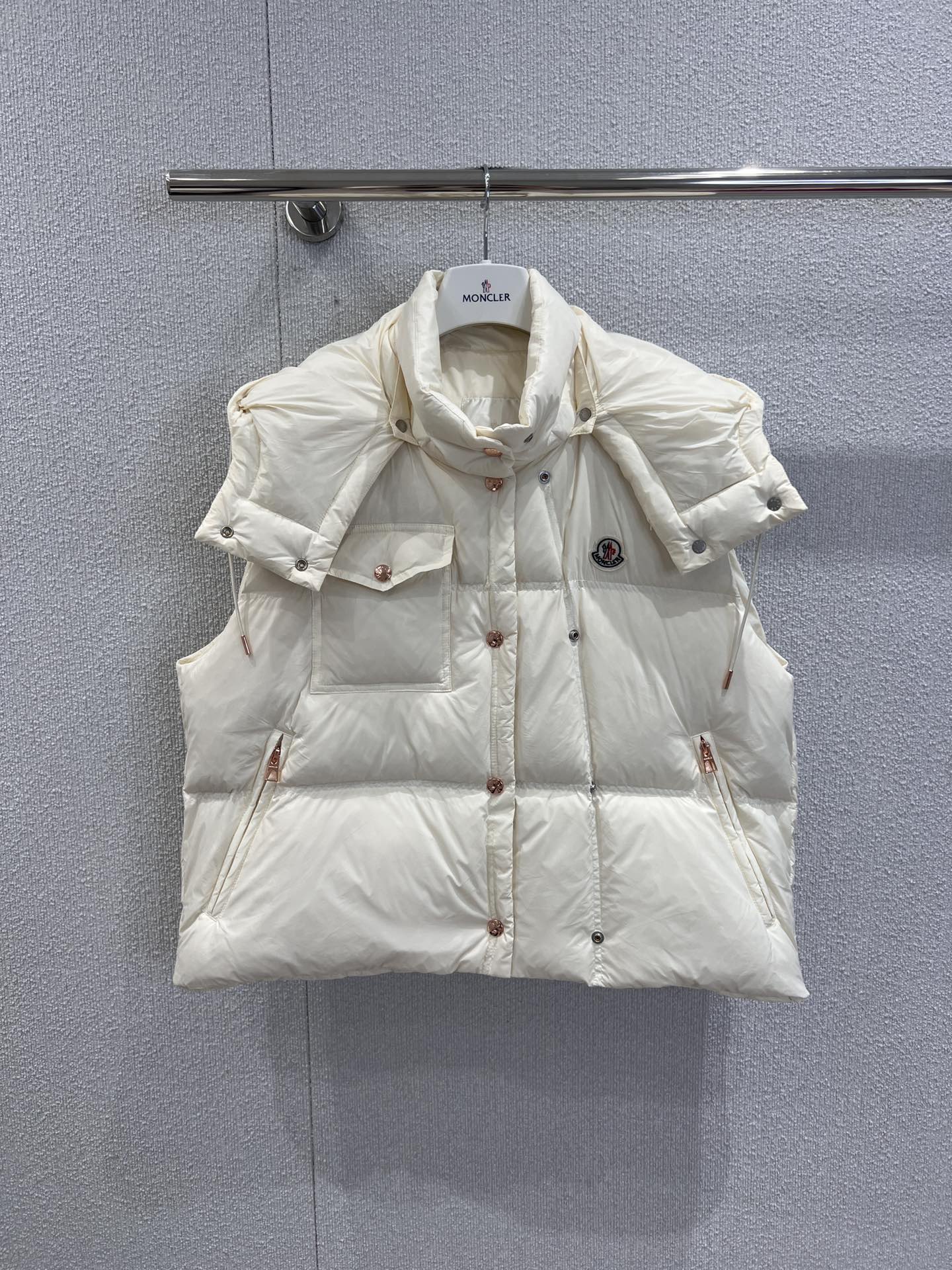 NO:475519,With dust bag Moncle* 25Fw early autumn new model, removable hooded stand-up collar down vest丨Exclusive yb development!  High-end production!  White goose velvet filled inner lining, the whole piece is light and warm, the slim vest is fashionable and not bloated, the stand collar is removable, the hooded drawstring design is cold and windproof, the classic rectangular texture, the iconic brand seal on the chest, the contrasting zipper is embellished in the pocket, the details show the brand concept, the first choice for layering in autumn and winter, the real details of S/M/L are on sale in stock, down jacket, hats, alexander wang19860909配防尘袋 Moncle* 25Fw早秋新款 可拆卸连帽立领羽绒马甲丨独家yb开发！高版出品！白鹅绒填充内里 整件轻薄保暖 修身马甲时髦不显臃肿 立领可拆卸连帽抽绳设计御寒防风 经典长方格纹理 胸前标志性品牌章作装饰 口袋处点缀撞色拉链 细节彰显品牌理念 秋冬叠穿首选 现货发售S/M/L实拍细节图,,down jacket,hats,alexander wang,Women's clothing