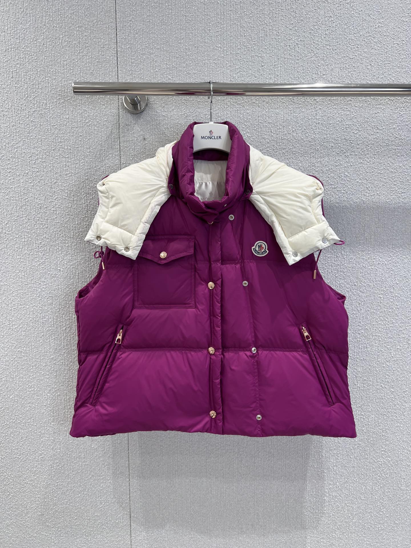 NO:475503,With dust bag Moncle* 25Fw early autumn new model, removable hooded stand-up collar down vest丨Exclusive yb development!  High-end production!  White goose velvet filled inner lining, the whole piece is light and warm, the slim vest is fashionable and not bloated, the stand collar is removable, the hooded drawstring design is cold and windproof, the classic rectangular texture, the iconic brand seal on the chest, the contrasting zipper is embellished in the pocket, the details show the brand concept, the first choice for layering in autumn and winter, the real details of S/M/L are on sale in stock, down jacket, hats, alexander wang19860909配防尘袋 Moncle* 25Fw早秋新款 可拆卸连帽立领羽绒马甲丨独家yb开发！高版出品！白鹅绒填充内里 整件轻薄保暖 修身马甲时髦不显臃肿 立领可拆卸连帽抽绳设计御寒防风 经典长方格纹理 胸前标志性品牌章作装饰 口袋处点缀撞色拉链 细节彰显品牌理念 秋冬叠穿首选 现货发售S/M/L实拍细节图,,down jacket,hats,alexander wang,Women's clothing