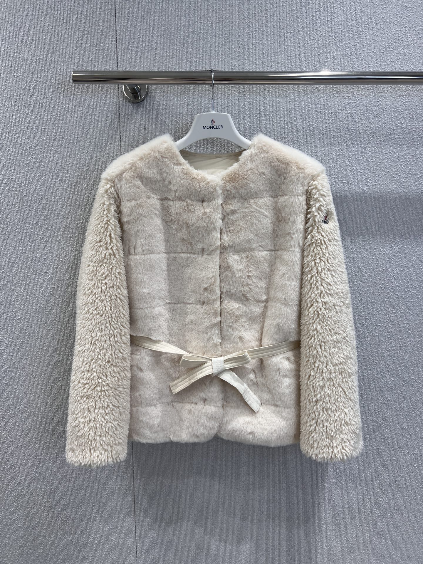 NO:475558,With dust bag Moncl*r 25Fw autumn and winter new style Teddy tucked belt down jacket jacket | Exclusive yb development!  High-end production!  National standard down stuffing is filled with light and warm fabric to create a comfortable and lazy atmosphere!  The plush touch of breasts, the temperament H-style belt design shows the waistline with a lazy and relaxed look!  A young girl-style outfit, a classic style that interprets the autumn and winter stacking style to keep warm!  Workmanship quality depends on the details. S/M/L real photos of S/M/L are sold in stock, jackets & coats, jackets & coats, down jacket, alexander wang19860909配防尘袋 Moncl*r 25Fw秋冬新款 泰迪绒绑结腰带羽绒服夹克外套丨独家yb开发！高版出品！国标羽绒填充轻盈保暖面料,打造舒适慵懒的氛围！奶呼呼的毛绒触感,气质H版型系腰带设计慵懒松弛即显腰线！减龄少女风穿搭,经典版型演绎秋冬叠搭造型保暖神器！做工品质看细节.现货发售S/M/L实拍细节图,,jackets & coats,jackets & coats,down jacket,alexander wang,Women's clothing