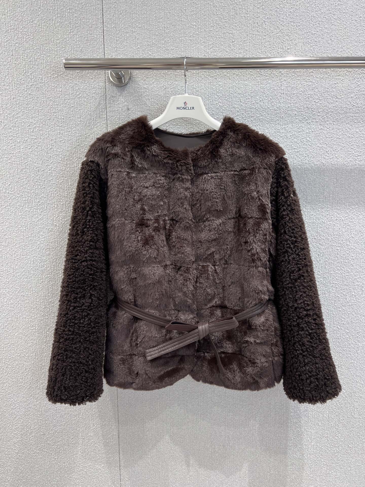 NO:475543,With dust bag Moncl*r 25Fw autumn and winter new style Teddy tucked belt down jacket jacket | Exclusive yb development!  High-end production!  National standard down stuffing is filled with light and warm fabric to create a comfortable and lazy atmosphere!  The plush touch of breasts, the temperament H-style belt design shows the waistline with a lazy and relaxed look!  A young girl-style outfit, a classic style that interprets the autumn and winter stacking style to keep warm!  Workmanship quality depends on the details. S/M/L real photos of S/M/L are sold in stock, jackets & coats, jackets & coats, down jacket, alexander wang19860909配防尘袋 Moncl*r 25Fw秋冬新款 泰迪绒绑结腰带羽绒服夹克外套丨独家yb开发！高版出品！国标羽绒填充轻盈保暖面料,打造舒适慵懒的氛围！奶呼呼的毛绒触感,气质H版型系腰带设计慵懒松弛即显腰线！减龄少女风穿搭,经典版型演绎秋冬叠搭造型保暖神器！做工品质看细节.现货发售S/M/L实拍细节图,,jackets & coats,jackets & coats,down jacket,alexander wang,Women's clothing