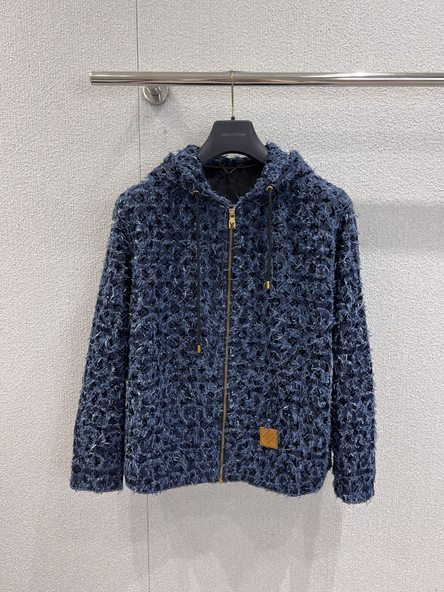 NO:475549,Support replacement Louis Vuitto* 25Fw early autumn new style flocked tassel denim hooded denim jacket | Exclusive yb development!  High-end production!  This hoodie relies on Louis Vuitton's exquisite craftsmanship, and presents a tweed-like Damier texture on denim, depicting a full Monogram flocking pattern. The Marque L. Vuitton Déposée nubonic label is located on the back and can be used with the same skateboard pants to create a delicate style. S/M/L real-life details of the spot sale, louis vuitton, louis vuitton, jackets & coats, hats, alexander wang19860909支持换款 Louis Vuitto* 25Fw早秋新款 植绒流苏丹宁连帽牛仔外套丨独家yb开发！高版出品！本款连帽衫依托路易威登精湛匠艺,于丹宁布呈现粗花呢般的 Damier 纹理,其间描绘全幅 Monogram 植绒图案.Marque L.Vuitton Déposée 正绒面革标签栖身后部,可与同款滑板裤共筑考究风范.现货发售S/M/L实拍细节图,,louis vuitton,louis vuitton,jackets & coats,hats,alexander wang,Women's clothing