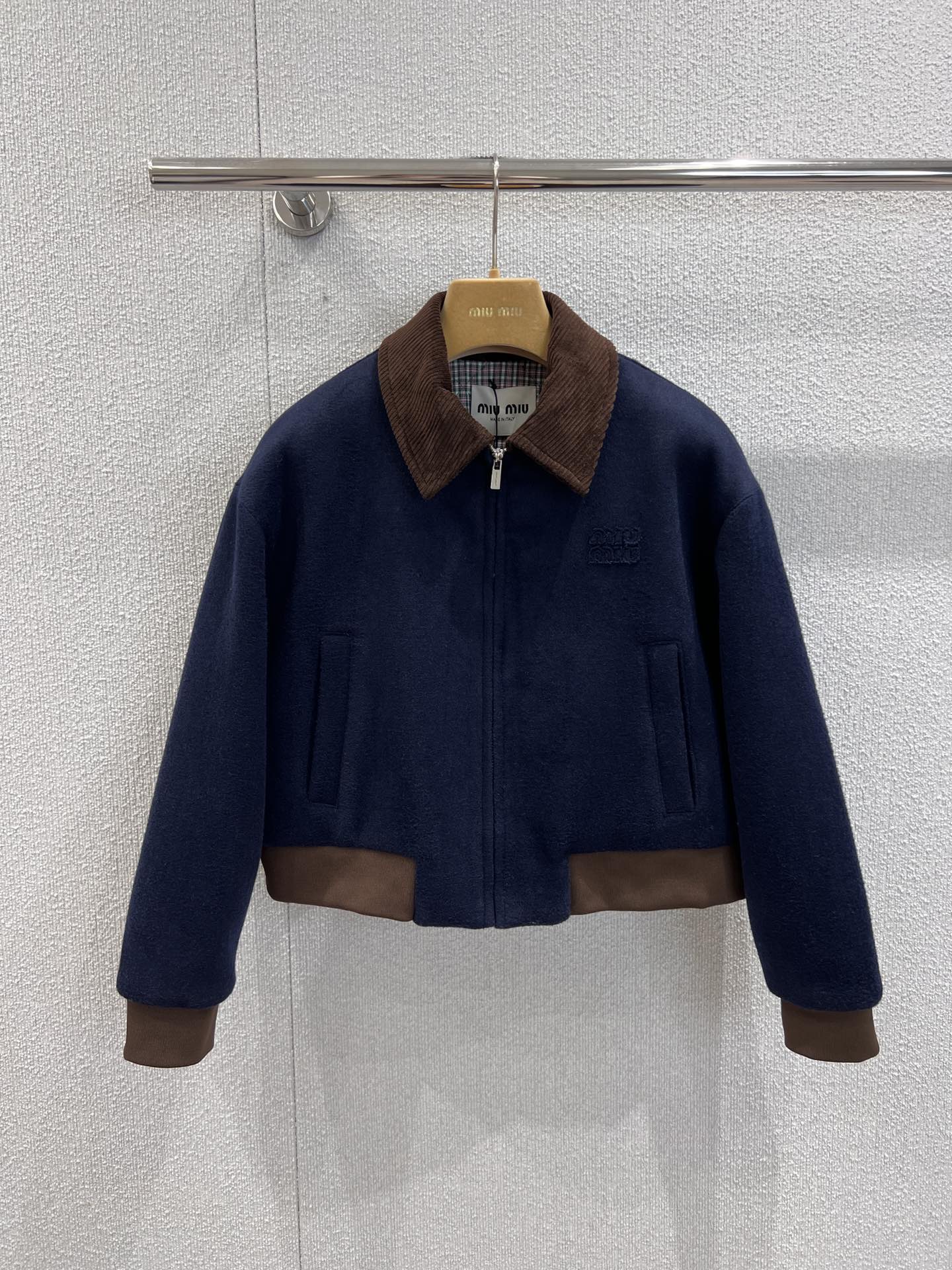 NO:477248,Support replacement Miumi* 25Fw early autumn new style velvet lapel wool blend short jacket jacket | Exclusive yb development!  High-end production!  Original custom wool blend fabric with inner splicing contrasting plaids, and the chest is matched with custom patch embroidered letter craftsmanship to modify fashionable essentials. Break the stereotype of traditional jackets, taking into account the sense of casualness and formality, slim fit style, workmanship quality depends on details. S/M/L real photos are available in stock, miumiu, jackets & coats, jackets & coats, alexander wang19860909支持换款 Miumi* 25Fw早秋新款 丝绒翻领羊毛混纺短款夹克外套丨独家yb开发！高版出品！原版定制羊毛混纺面料内里拼接撞色格纹,胸口搭配定制贴布刺绣字母工艺修饰时髦必备单品 打破传统外套刻板印象 兼顾休闲感与正式感 修身版型 做工品质看细节.现货发售S/M/L实拍细节图,,miumiu,jackets & coats,jackets & coats,alexander wang,Women's clothing