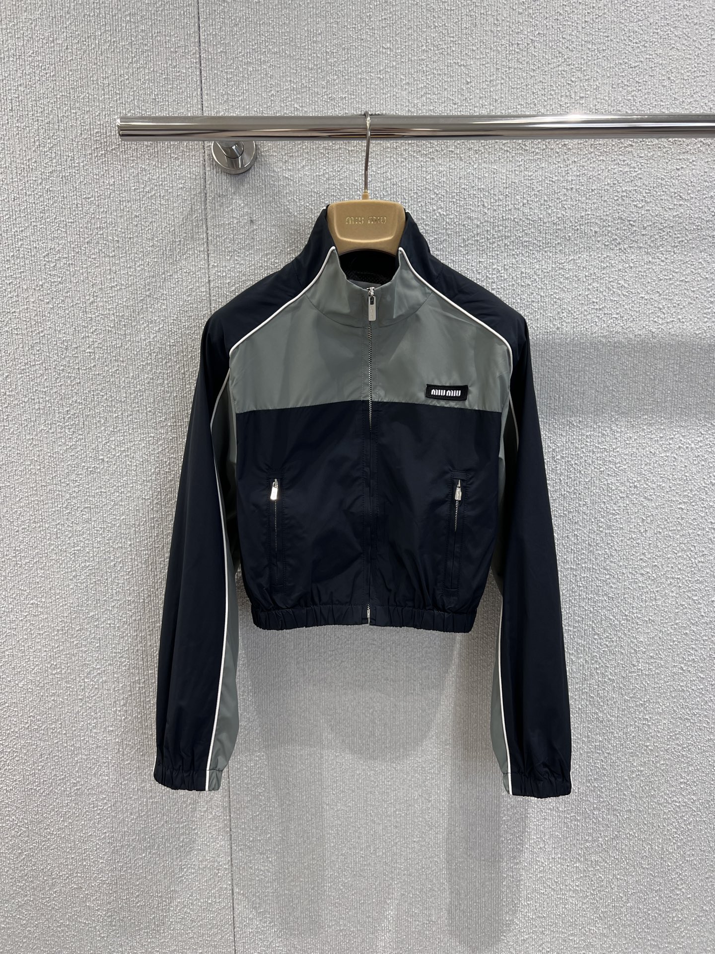 NO:475536,Support replacement of Miumi* 25Fw early autumn new style, letter patch stand collar color-blocking short jacket jacket | Exclusive yb development!  High-end production!  The short textile zipper design shows a style that coexists comfort and elegance. The classic blue and gray color scheme allows this item to easily create a unique street style whether paired with sweatpants or casual pants. The stand-up collar design and zipper pocket details add a modern feel, while the micro-label patch highlights the unique brand style. S/M/L real-life details pictures, miumiu, jackets & coats, jackets & coats, alexander wang19860909支持换款Miumi* 25Fw早秋新款 字母贴布立领拼色短款夹克外套丨独家yb开发！高版出品！以纺织拉链短款设计展现了舒适与优雅并存的风格.其蓝色与灰色的经典配色,让这款单品无论搭配运动裤还是休闲裤,都能轻松打造出别致的街头风格.立领设计与拉链口袋细节,增添了现代感,而微标贴饰则突出了独特品牌风格 现货发售 S/M/L实拍细节图,,miumiu,jackets & coats,jackets & coats,alexander wang,Women's clothing