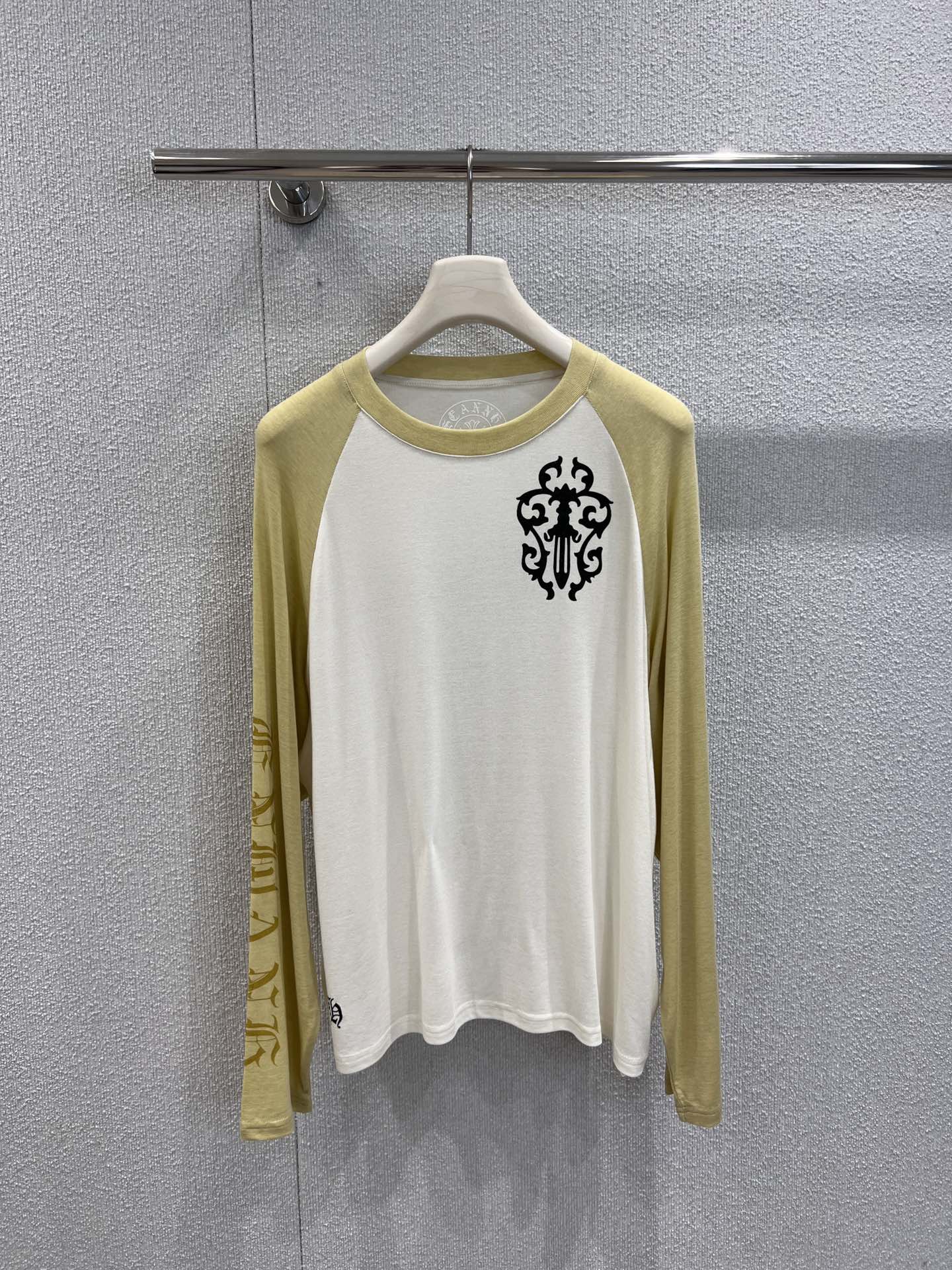 NO:477210,Supports replacement Chorme heart* 25Fw early autumn new style printed cross contrasting color tensile long-sleeved T-shirt丨Exclusive high-end product!  A high elastic series with comfortable cloud feel!  It's a loose and lazy look, and whoever wears the body feels comfortable!  The exquisite printed design fabric is super elastic!  Classic color colors are both daily and high-end, and must-have for daily outfits!  S/M/L real photos, tees, t-shirt, alexander wang19860909支持换款 Chorme heart* 25Fw早秋新款 印花十字架撞色天丝长袖T恤丨独家高版出品！云感舒适的高弹力系列！宽松慵懒范儿,身的触感谁穿谁知道的舒服！精致印花设计面料弹力超级好！色系经典 颜色都是日常又高级,日常穿搭必备！现货发售S/M/L实拍细节图,,tees，t-shirt,alexander wang,Women's clothing