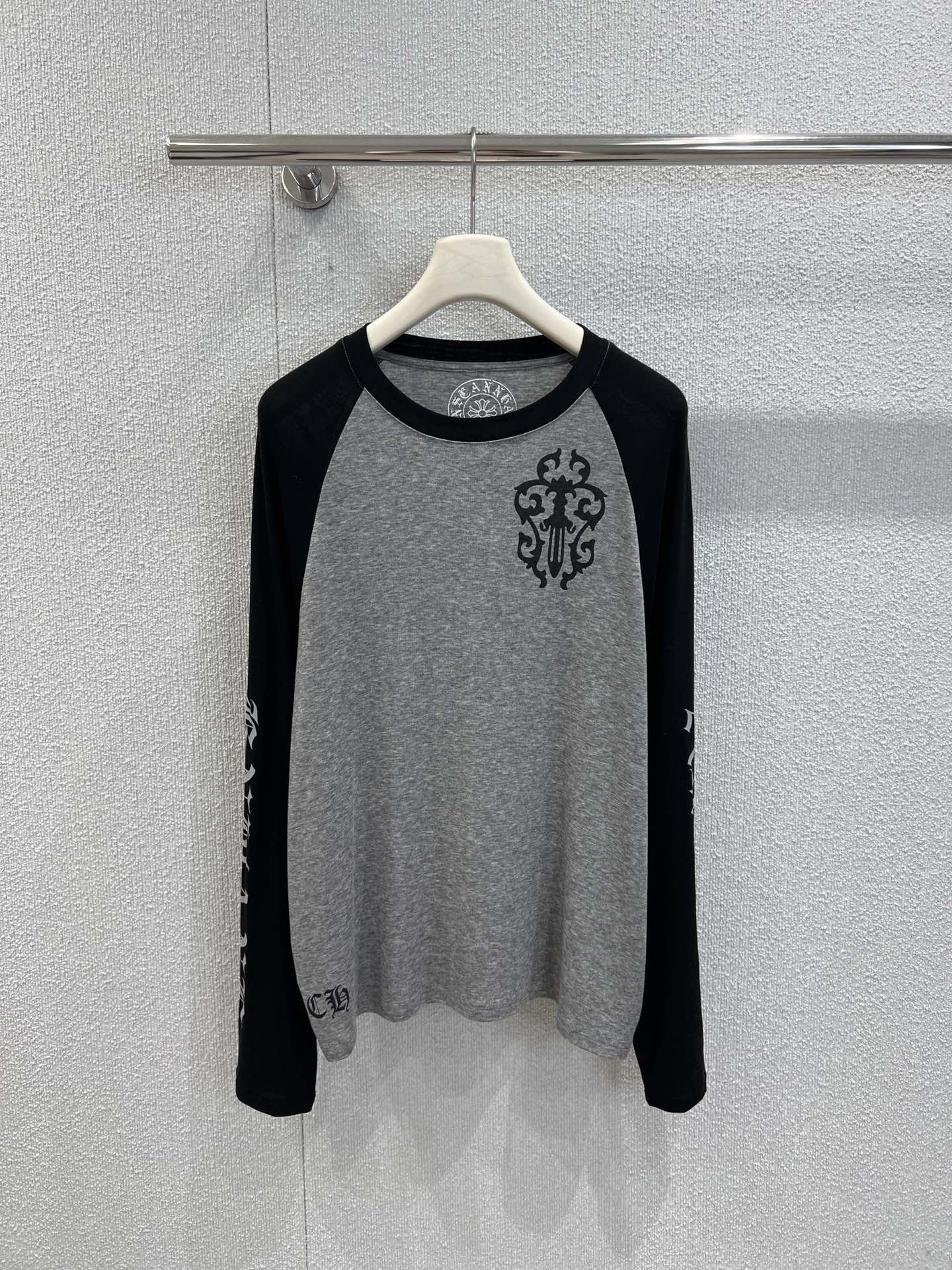 NO:477198,Supports replacement Chorme heart* 25Fw early autumn new style printed cross contrasting color tensile long-sleeved T-shirt丨Exclusive high-end product!  A high elastic series with comfortable cloud feel!  It's a loose and lazy look, and whoever wears the body feels comfortable!  The exquisite printed design fabric is super elastic!  Classic color colors are both daily and high-end, and must-have for daily outfits!  S/M/L real photos, tees, t-shirt, alexander wang19860909支持换款 Chorme heart* 25Fw早秋新款 印花十字架撞色天丝长袖T恤丨独家高版出品！云感舒适的高弹力系列！宽松慵懒范儿,身的触感谁穿谁知道的舒服！精致印花设计面料弹力超级好！色系经典 颜色都是日常又高级,日常穿搭必备！现货发售S/M/L实拍细节图,,tees，t-shirt,alexander wang,Women's clothing