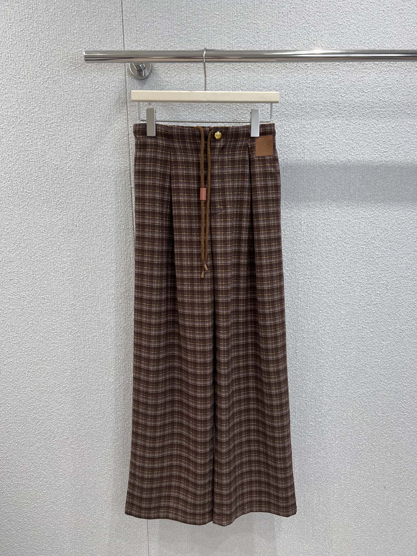 NO:477247,Support replacement Loew* 25Fw early autumn new style, checked drawstring casual wide-leg trousers | Exclusive high-end production!  Use the contrasting effect of plaids to decorate the drawstrings on the waist to create a unique design effect. With the iconic leather letter logo in the pocket, the brand style is instantly improved. Straight trousers are designed to accommodate and modify the leg shape while wearing a full high street fashionable style. A pair of versatile trousers in all seasons. S/M/L real-life details of holiday dates, loewe, alexander wang19860909支持换款 Loew* 25Fw早秋新款 格纹抽绳休闲阔腿长裤丨独家高版出品！利用格纹撞色效果装点腰身抽绳处 打造出独特设计效果 配合口袋处标志性皮质字母徽标 品牌格调瞬间提升 直筒裤腿设计 包容修饰腿型的同时 穿出满满的高街时髦风格 一条四季百搭长裤 度假约会日常现货发售S/M/L实拍细节图,,loewe,alexander wang,Women's clothing