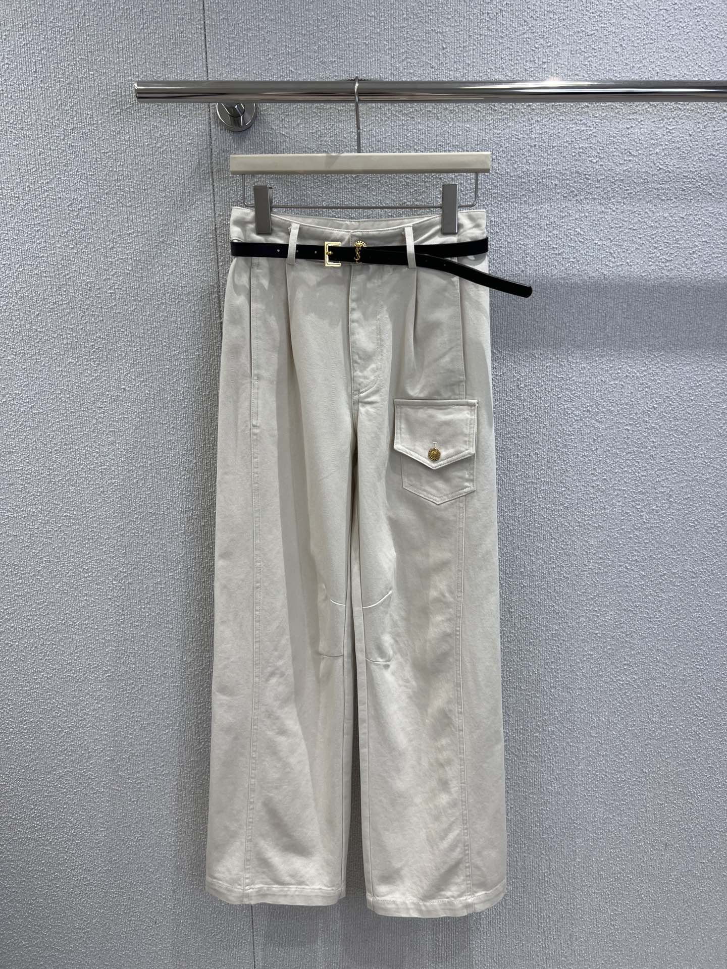 NO:477286,Support replacement Saint Laur*nt 25Fw early autumn new model, metal letter belt denim straight pants丨Exclusive high-end production!  Wash and dye the whole body enzyme evenly. Retro black and white versatile and durable. Suitable for casual autumn outfits. Flip pocket wrinkle texture. Three-dimensional tailoring. Increased capacity and more eye-catching and fashionable. Matched with printed letter belts. Detailed details highlight the brand style. Fashionable and fashionable outfits. S/M/L real photos are available in stock., saint laurent, alexander wang19860909支持换款 Saint Laur*nt 25Fw早秋新款 金属字母腰带牛仔直筒裤丨独家高版出品！通体酵素水洗均匀染色 复古黑白百搭耐看 适配秋日休闲穿搭 翻盖口袋褶皱纹理 立体剪裁 容量增加更吸睛时髦 搭配印刻字母腰带点缀 精致耐看的细节突出品牌格调 穿搭时髦洋气 现货发售S/M/L实拍细节图,,saint laurent,alexander wang,Women's clothing