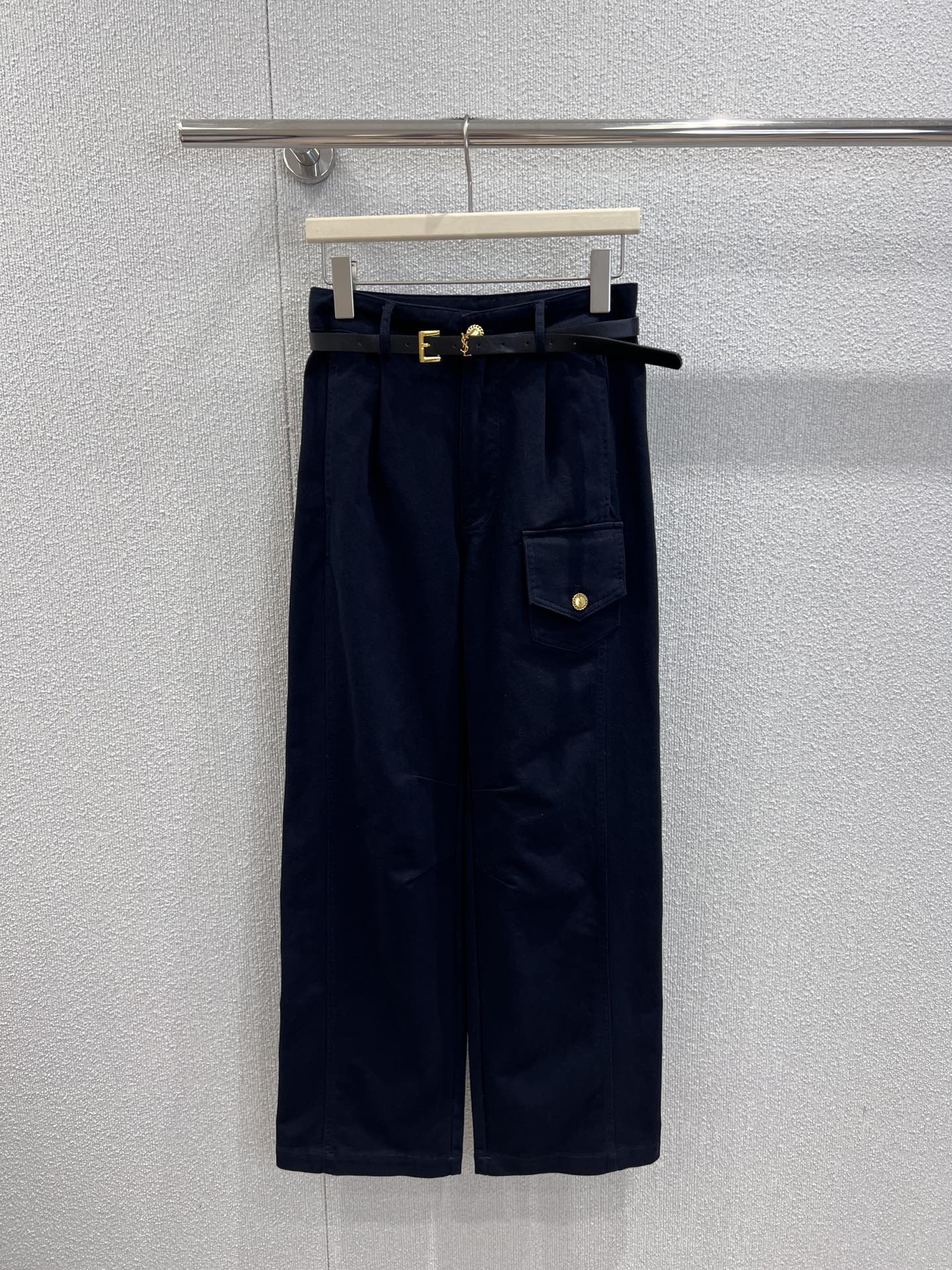 NO:477302,Support replacement Saint Laur*nt 25Fw early autumn new model, metal letter belt denim straight pants丨Exclusive high-end production!  Wash and dye the whole body enzyme evenly. Retro black and white versatile and durable. Suitable for casual autumn outfits. Flip pocket wrinkle texture. Three-dimensional tailoring. Increased capacity and more eye-catching and fashionable. Matched with printed letter belts. Detailed details highlight the brand style. Fashionable and fashionable outfits. S/M/L real photos are available in stock., saint laurent, alexander wang19860909支持换款 Saint Laur*nt 25Fw早秋新款 金属字母腰带牛仔直筒裤丨独家高版出品！通体酵素水洗均匀染色 复古黑白百搭耐看 适配秋日休闲穿搭 翻盖口袋褶皱纹理 立体剪裁 容量增加更吸睛时髦 搭配印刻字母腰带点缀 精致耐看的细节突出品牌格调 穿搭时髦洋气 现货发售S/M/L实拍细节图,,saint laurent,alexander wang,Women's clothing