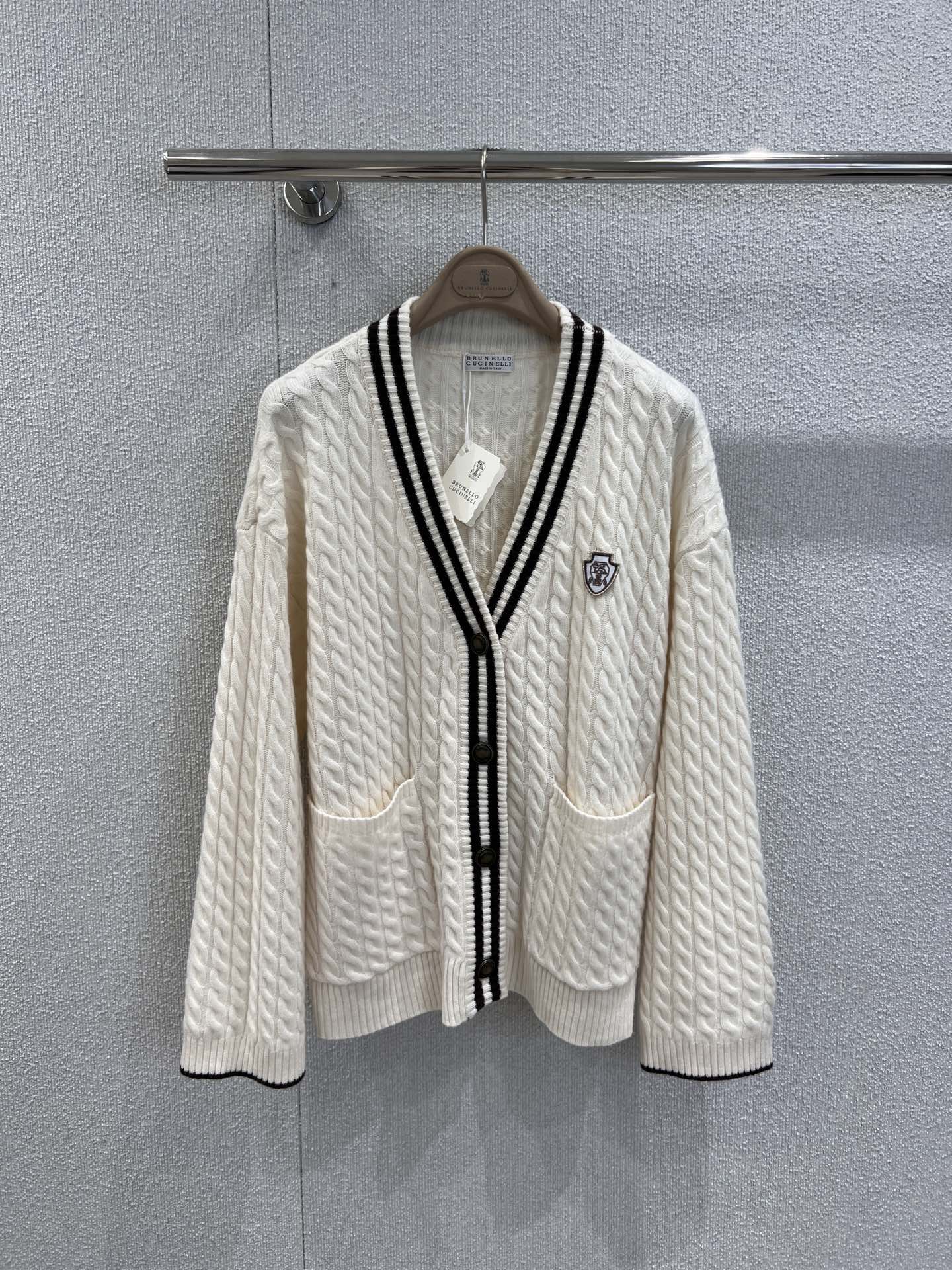 NO:475506,Support replacement Brunello Cucin*lli 24AW autumn and winter new style, super age-reducing logo decorative V-neck cashmere knitted cardigan丨Exclusive high-end production!  The enduring simple basic design easily creates an urban fashion style. Retro three-dimensional twisted weaving method - soul enhances retro aesthetics. The three-dimensional and stylish piece is arranged in an orderly twisted design, adding a sense of design and a high sense at a glance. It is a combination of aesthetics and craftsmanship, making the upper body look stylish and slimmer. S/M/L real-life details pictures, brunello cucinelli, alexander wang19860909支持换款 Brunello Cucin*lli 24AW秋冬新款 超减龄的徽标装饰V领羊绒针织开衫丨独家高版出品！经久不衰的简约基础设计,轻松打造都市时尚风采.复古立体绞花织法—灵魂提升复古美学.立体有型的片铺有序的绞花设计,增添设计感同时高极感一目了然,是审美与工艺的莞美结合,上身有型更显瘦.现货发售S/M/L实拍细节图,,brunello cucinelli,alexander wang,Women's clothing