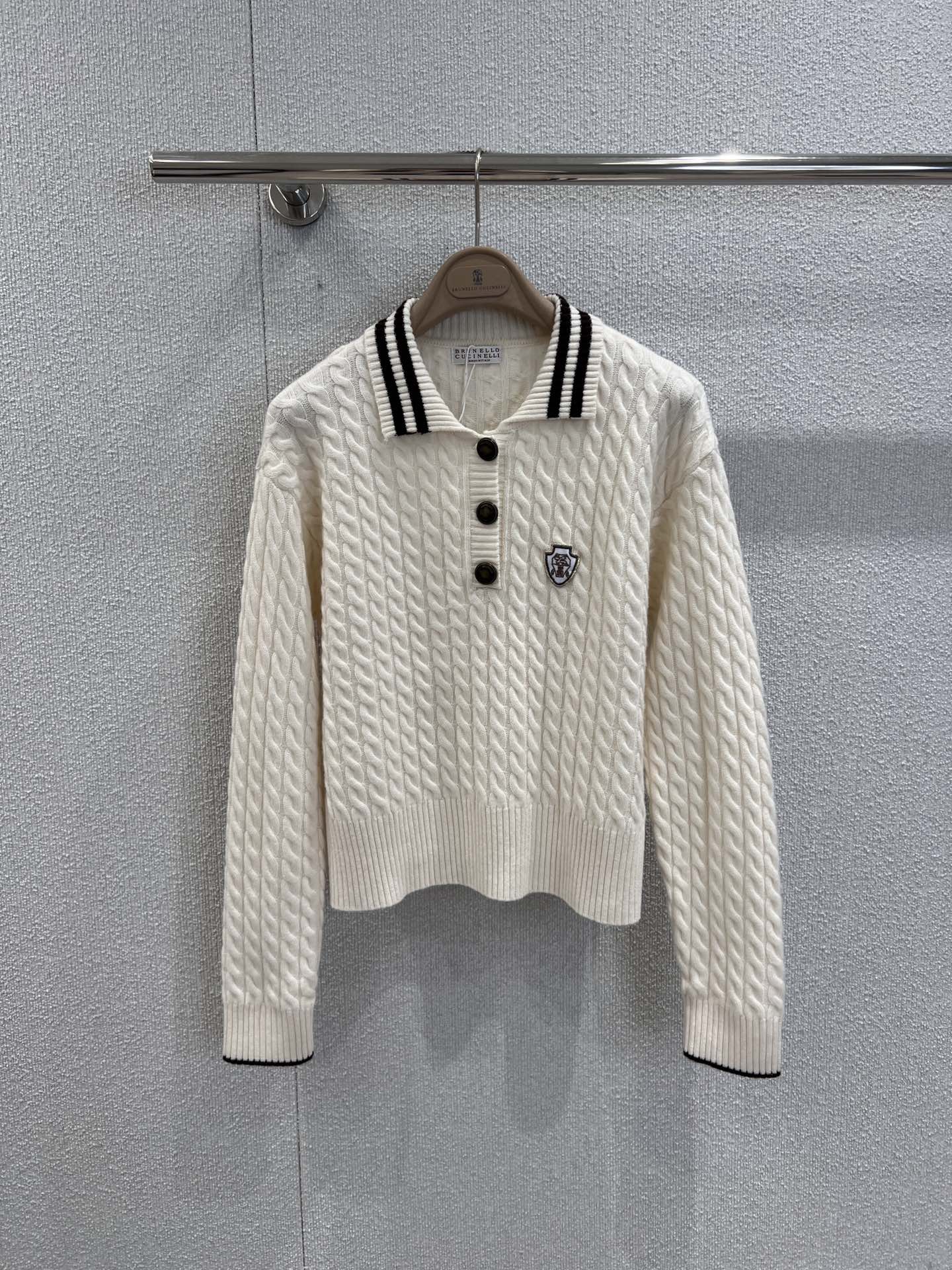 NO:475489,Support replacement Brunello Cucin*lli 25FW autumn and winter new style, super age-reducing logo decorative cashmere knitted polo shirt丨Exclusive high-end production!  The enduring simple basic design easily creates an urban fashion style. Retro three-dimensional twisted weaving method - soul enhances retro aesthetics. The three-dimensional and stylish piece is arranged in an orderly twisted design, adding a sense of design and a high sense at a glance. It is a combination of aesthetics and craftsmanship, making the upper body look stylish and slimmer. S/M/L real-life details pictures, brunello cucinelli, alexander wang19860909支持换款 Brunello Cucin*lli 25FW秋冬新款 超减龄的徽标装饰羊绒针织马球衫丨独家高版出品！经久不衰的简约基础设计,轻松打造都市时尚风采.复古立体绞花织法—灵魂提升复古美学.立体有型的片铺有序的绞花设计,增添设计感同时高极感一目了然,是审美与工艺的莞美结合,上身有型更显瘦.现货发售S/M/L实拍细节图,,brunello cucinelli,alexander wang,Women's clothing