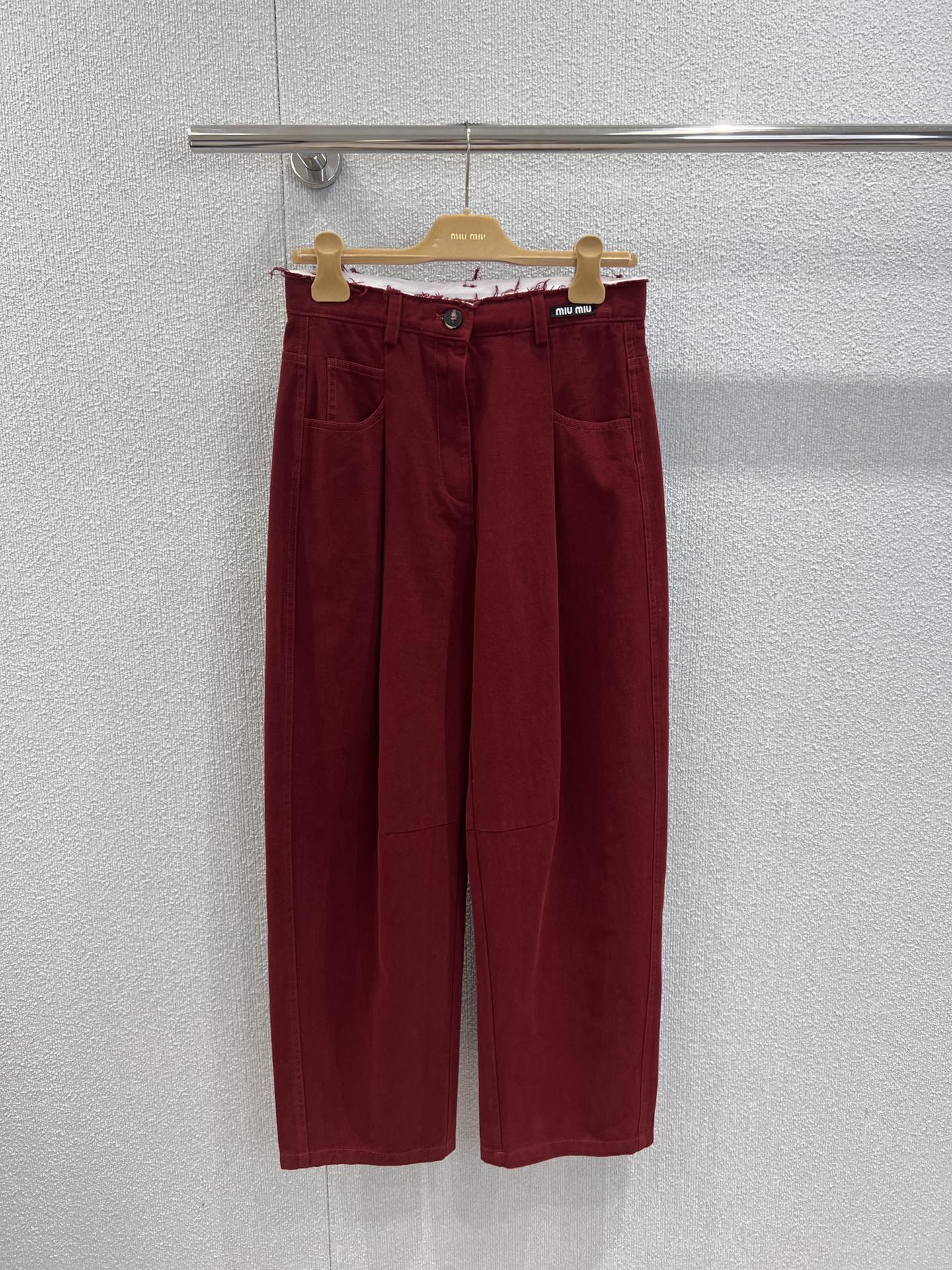 NO:477296,Support replacement Miumi* 25Fw early autumn new style, breasted high-waisted scimitar trousers | Exclusive high-end production!  Twill cotton material Enzyme washing Retro khaki and burgundy with the right texture. High-waisted wide-leg scimitar trousers. The trousers are decorated with flocs. Create a free and cool style. Echoing the letter logo at the waist. Show the brand design is cool and stylish. It is slack and fashionable. The combination is more attractive. The S/M/L real-life details pictures are available in stock. Miumiu, alexander wang19860909支持换款 Miumi* 25Fw早秋新款 毛边高腰弯刀长裤丨独家高版出品！斜纹棉材质 酵素水洗 质感恰到好处的复古卡其和酒红色 高腰阔腿弯刀长裤版型 裤头以不包边絮状装饰点缀 打造自由飒爽的风格魅力 与腰间字母徽标呼应 展示品牌设计酷飒有型 松弛不失时髦感 搭配更具高街魅力 现货发售S/M/L实拍细节图,,miumiu,alexander wang,Women's clothing