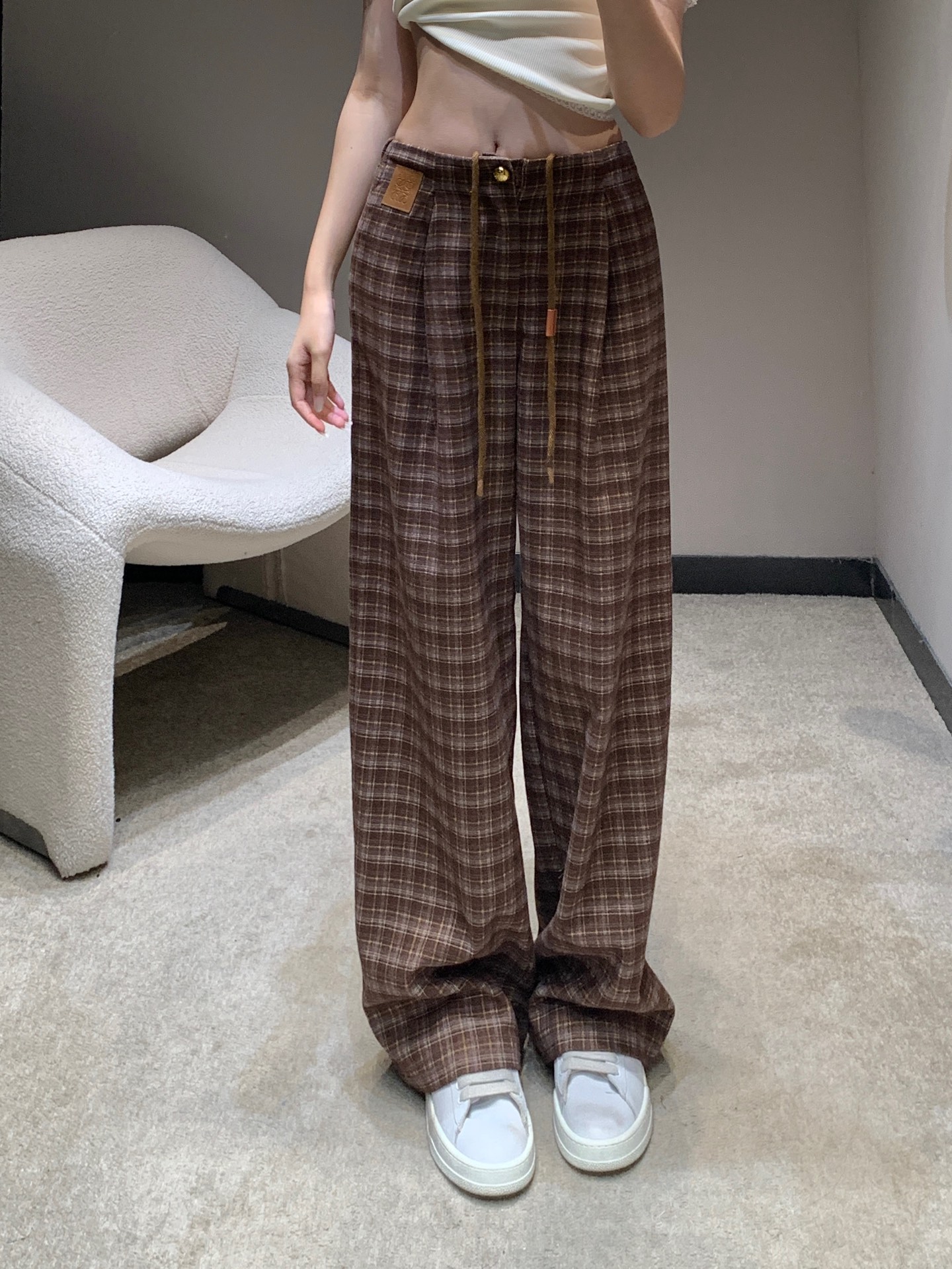 NO:477253,Loew* 25Fw early autumn new style, checked drawstring casual wide-leg trousers | Exclusive high-end production!  Use the contrasting effect of plaids to decorate the drawstrings on the waist to create a unique design effect. With the iconic leather letter logo in the pocket, the brand style is instantly improved. Straight trousers are designed to accommodate and modify the leg shape while wearing a full high street fashionable style. A pair of versatile trousers in all seasons. Daily on holiday dates are available in S/M/L, loewe, alexander wang19860909Loew* 25Fw早秋新款 格纹抽绳休闲阔腿长裤丨独家高版出品！利用格纹撞色效果装点腰身抽绳处 打造出独特设计效果 配合口袋处标志性皮质字母徽标 品牌格调瞬间提升 直筒裤腿设计 包容修饰腿型的同时 穿出满满的高街时髦风格 一条四季百搭长裤 度假约会日常现货发售S/M/L,,loewe,alexander wang,Women's clothing