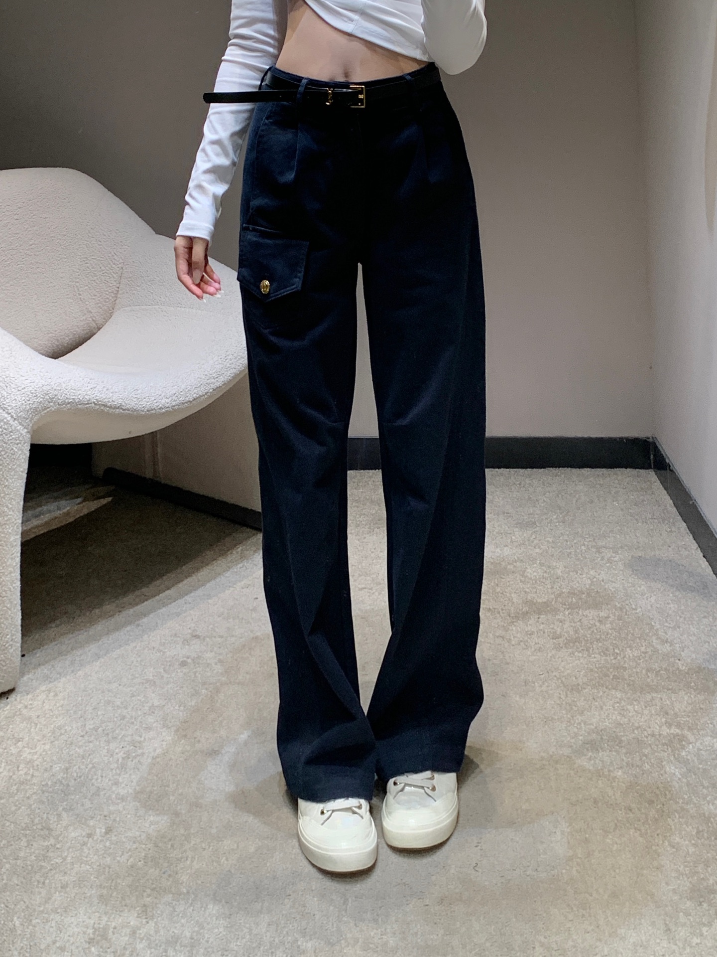 NO:477239,Saint Laur*nt 25Fw early autumn new style, metal letter belt denim straight pants丨Exclusive high-end production!  Wash and dye the whole body enzyme evenly. Retro black and white versatile and durable. Suitable for casual autumn outfits. Flip pocket wrinkle texture. Three-dimensional tailoring. Increased capacity and more eye-catching and fashionable. Matched with printed letter belt embellishment. Exquisite and durable details highlight the brand style. Fashionable and fashionable outfits. S/M/L, saint laurent, alexander wang.19860909Saint Laur*nt 25Fw早秋新款 金属字母腰带牛仔直筒裤丨独家高版出品！通体酵素水洗均匀染色 复古黑白百搭耐看 适配秋日休闲穿搭 翻盖口袋褶皱纹理 立体剪裁 容量增加更吸睛时髦 搭配印刻字母腰带点缀 精致耐看的细节突出品牌格调 穿搭时髦洋气 现货发售S/M/L,,saint laurent,alexander wang,Women's clothing