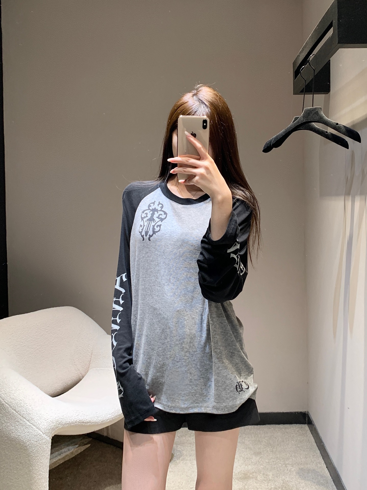 NO:477204,Chorme heart* 25Fw early autumn new style printed cross contrasting color tensile long-sleeved T-shirt丨Exclusive high-end production!  A high elastic series with comfortable cloud feel!  It's a loose and lazy look, and whoever wears the body feels comfortable!  The exquisite printed design fabric is super elastic!  Classic color colors are both daily and high-end, and must-have for daily outfits!  S/M/L, tees, t-shirt, alexander wang19860909Chorme heart* 25Fw早秋新款 印花十字架撞色天丝长袖T恤丨独家高版出品！云感舒适的高弹力系列！宽松慵懒范儿,身的触感谁穿谁知道的舒服！精致印花设计面料弹力超级好！色系经典 颜色都是日常又高级,日常穿搭必备！现货发售S/M/L,,tees，t-shirt,alexander wang,Women's clothing