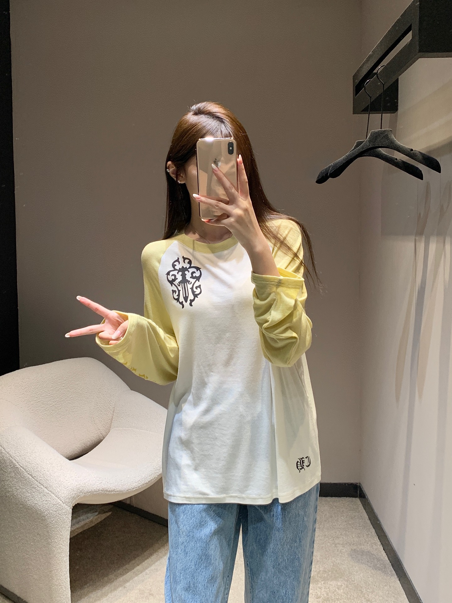 NO:477217,a Chorme heart* 25Fw early autumn new style printed cross contrasting color tensile long-sleeved T-shirt丨Exclusive high-end production!  A high elastic series with comfortable cloud feel!  It's a loose and lazy look, and whoever wears the body feels comfortable!  The exquisite printed design fabric is super elastic!  Classic color colors are both daily and high-end, and must-have for daily outfits!  S/M/L, tees, t-shirt, alexander wang19860909a Chorme heart* 25Fw早秋新款 印花十字架撞色天丝长袖T恤丨独家高版出品！云感舒适的高弹力系列！宽松慵懒范儿,身的触感谁穿谁知道的舒服！精致印花设计面料弹力超级好！色系经典 颜色都是日常又高级,日常穿搭必备！现货发售S/M/L,,tees，t-shirt,alexander wang,Women's clothing