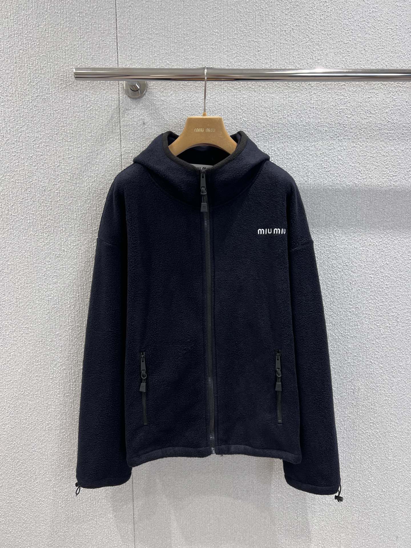 NO:483665,Support replacement Miu mi*25Fw early autumn new style logo embroidered logo fleece hooded jacket | Exclusive yb development!  High-end production!  The chest is decorated with contrasting color brand English logo embroidery. The rotator sleeves and loose silhouette highlight the lazy and casual look of the wear. All body types can be easily controlled. It looks like a basic style, but it is the basic fleece fabric that you don’t have in your closet to feel comfortable and practical, and the wear rate is super high. The texture is so good!  Good wearable real-name Amway!  S/M/L real photos of S/M/L are available in stock, miumiu, jackets & coats, jackets & coats, hats, alexander wang19860909支持换款 Miu mi*25Fw早秋新款 徽标刺绣logo摇粒绒连帽夹克外套丨独家yb开发！高版出品！胸口饰有撞色品牌英文徽标刺绣 落肩袖与宽松的廓形凸显穿着的慵懒感随意又不失时髦度 各种体型都可以轻松驾驭 看着是基础款 但却是你衣柜里没有的基础款摇粒绒面料敲舒服实穿率超高 质感好到爆！好穿程度实名安利！现货发售S/M/L实拍细节图,,miumiu,jackets & coats,jackets & coats,hats,alexander wang,Women's clothing