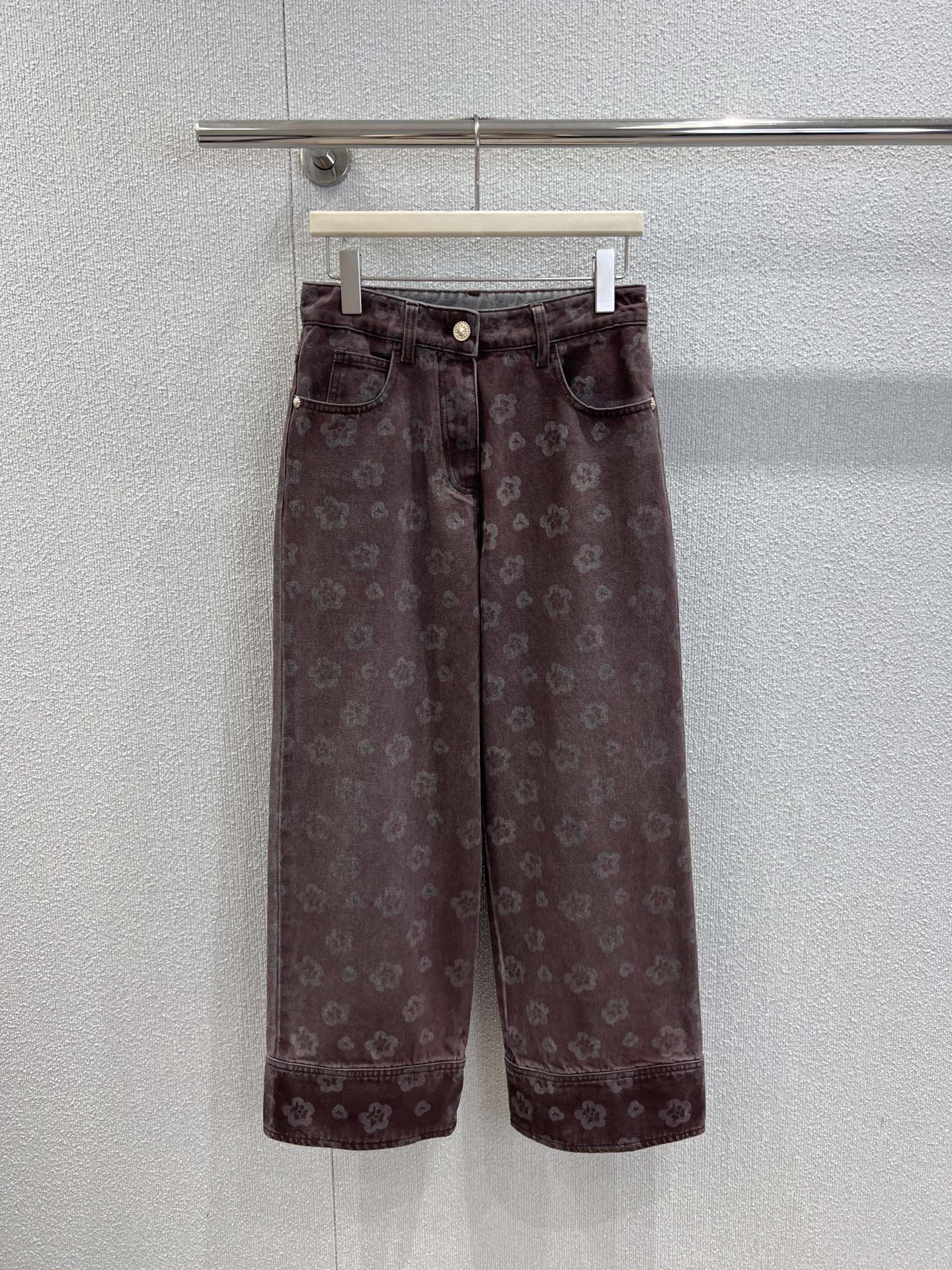 NO:477223,Support for replacement Chane* 25A high-end handicraft workshop series new style retro flower print denim straight jean trousers | Exclusive yb development!  High-end production!  Straight-tube style saves everything, beautiful legs, an absolute straight leg artifact!  Slimming, lifting your arms and legs in one step, contracting your various tops and raising your waistline, so that the small person can also wear a three-seven-six-square body proportions and unique and fashionable styles to go out and take pictures without any confrontation. Whoever wears them is thin, straight and long legs!  Highly recommend the order-scoring speed!  S/M/L real photos, chanel, alexander wang19860909支持换款 Chane* 25A高级手工坊系列新款 复古花朵印花丹宁直筒牛仔长裤丨独家yb开发！高版出品！直筒版型拯救一切不丸美腿型 绝对的直腿神器！显瘦提臂拉腿一步到位承包你的各种上衣搭配抬高腰线 让小个子也能穿出三七分身材比例个性独特又时髦出街不撞款 出门拍照出片神器 谁穿谁是细直大长腿！强烈推荐砸单速度！现货发售 S/M/L实拍细节图,,chanel,alexander wang,Women's clothing