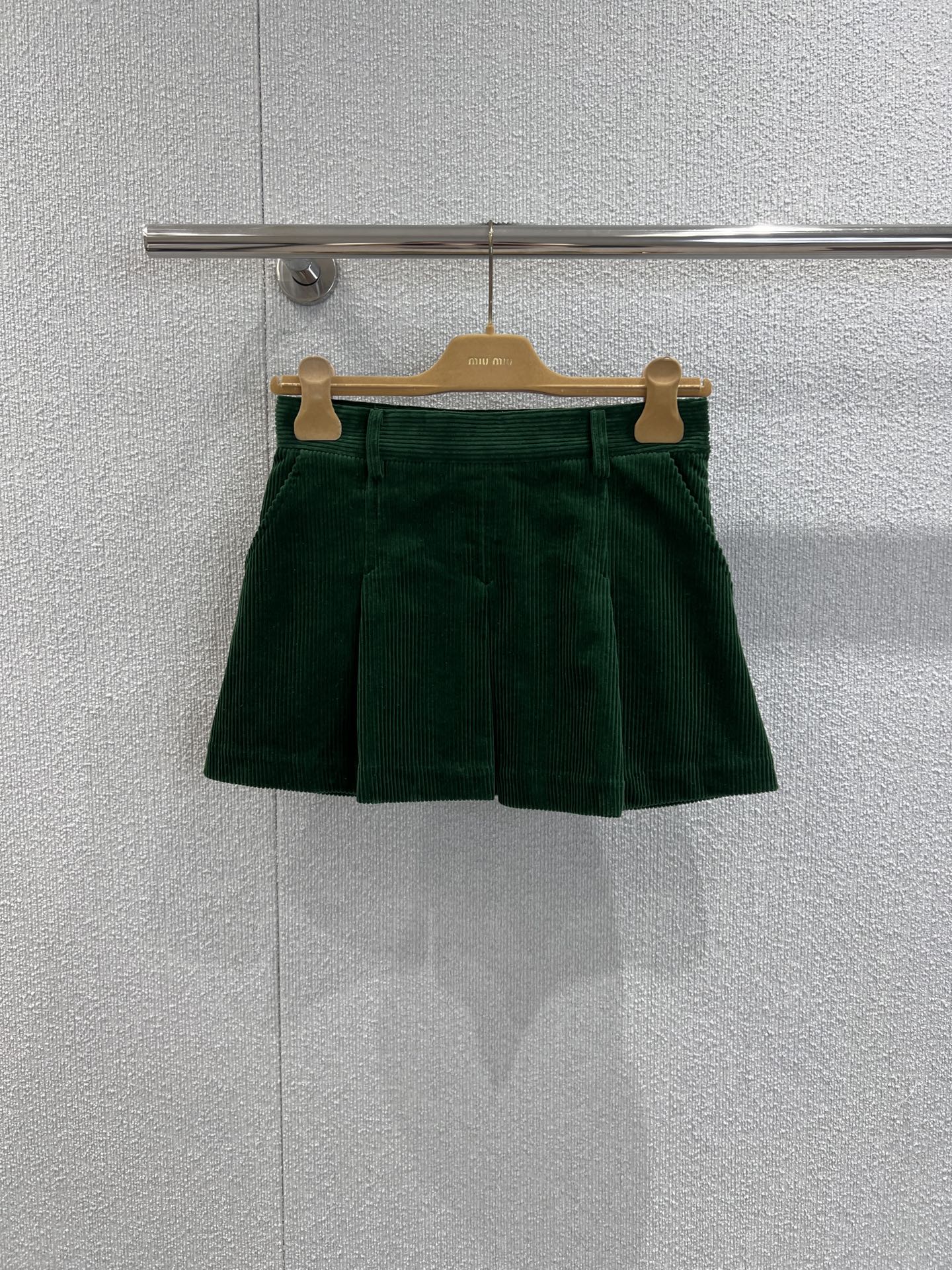 NO:477310,Support replacement Miumi* 25Fw early autumn new style Intellectual Molecular Academy-style corduroy pleated skirt丨Exclusive yb development!  High-end production!  Determinely dyed gem green!  Sweet and cool, age-reducing outfit. It is not picky about people and looks huge in the upper body!  Custom imported corduroy fabric has a great texture!  Full positioning of strip tailoring technology, perfect workmanship quality depends on details!  S/M/L real photos, miumiu, skirts, alexander wang19860909支持换款 Miumi* 25Fw早秋新款 知性分子学院风灯芯绒压褶半裙丨独家yb开发！高版出品！定染宝石绿！甜酷兼备减龄穿搭.不挑人版型上身巨显瘦！定制进口灯芯绒面料质感超赞！全定位对条剪裁工艺,完美做工品质看细节！现货发售S/M/L实拍细节图,,miumiu,skirts,alexander wang,Women's clothing