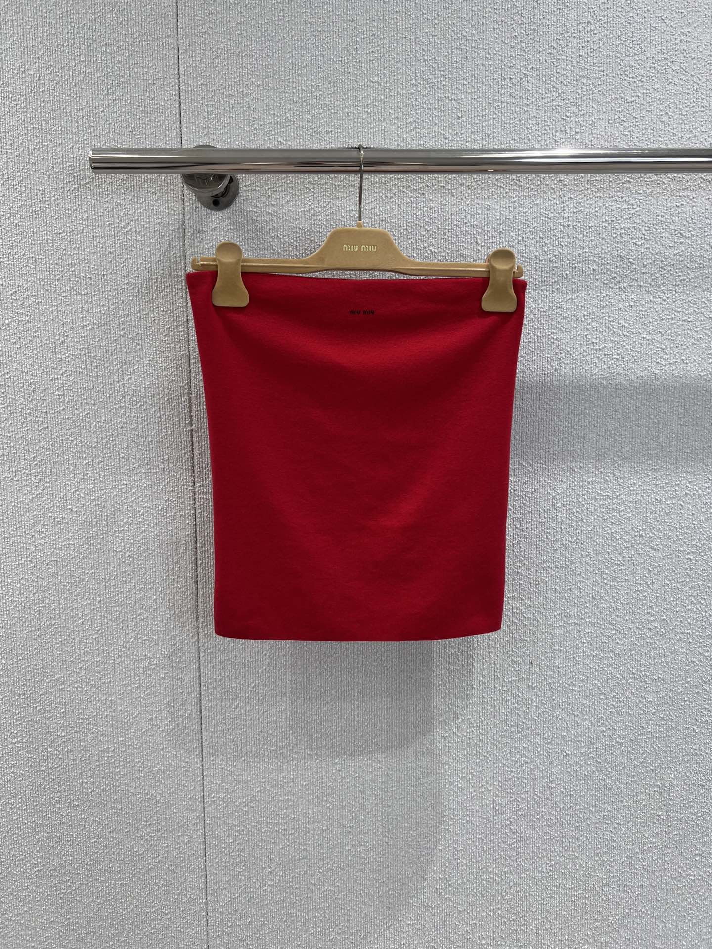 NO:477262,Support replacement Miumi* 25Fw early autumn new model, micro-label short strap top | Exclusive yb development!  High-end production!  Original custom cotton material, embroidered embroidery on the chest highlights the brand’s personality ~ the customized wool fabric is light and comfortable ~ the elastic slim fit style, the upper body is fashionable and slim ~ a must-have for sweet and spicy girls!  Workmanship quality depends on the details. S/M/L real photos of S/M/L are sold in stock, miumiu, alexander wang19860909支持换款 Miumi* 25Fw早秋新款 微标短款抹胸上衣丨独家yb开发！高版出品！原版定制棉材质,胸前徽标刺绣点缀彰显品牌个性～定制羊毛面料轻薄舒适～弹力修身版型,上身洋气又显瘦～甜辣少女必备！做工品质看细节.现货发售S/M/L实拍细节图,,miumiu,alexander wang,Women's clothing