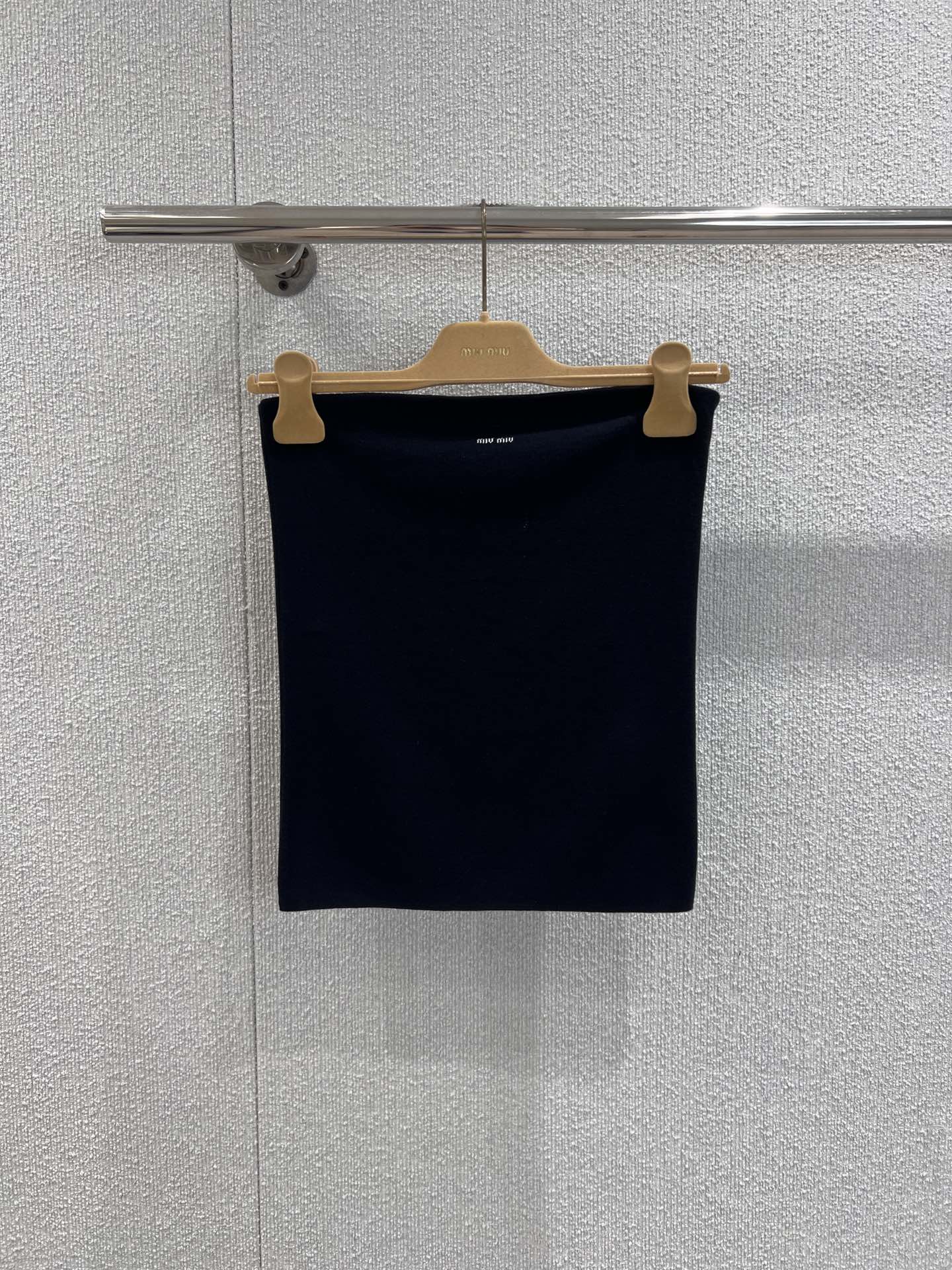 NO:477281,Support replacement Miumi* 25Fw early autumn new model, micro-label short strap top | Exclusive yb development!  High-end production!  Original custom cotton material, embroidered with logo embroidery on the chest highlights the brand’s personality ~ the customized wool fabric is light and comfortable ~ the elastic slim fit style, the upper body is fashionable and slim ~ a must-have for sweet and spicy girls!  Workmanship quality depends on the details. S/M/L real photos of S/M/L are sold in stock, miumiu, alexander wang19860909支持换款 Miumi* 25Fw早秋新款 微标短款抹胸上衣丨独家yb开发！高版出品！原版定制棉材质,胸前徽标刺绣点缀彰显品牌个性～定制羊毛面料轻薄舒适～弹力修身版型,上身洋气又显瘦～甜辣少女必备！做工品质看细节.现货发售S/M/L实拍细节图,,miumiu,alexander wang,Women's clothing