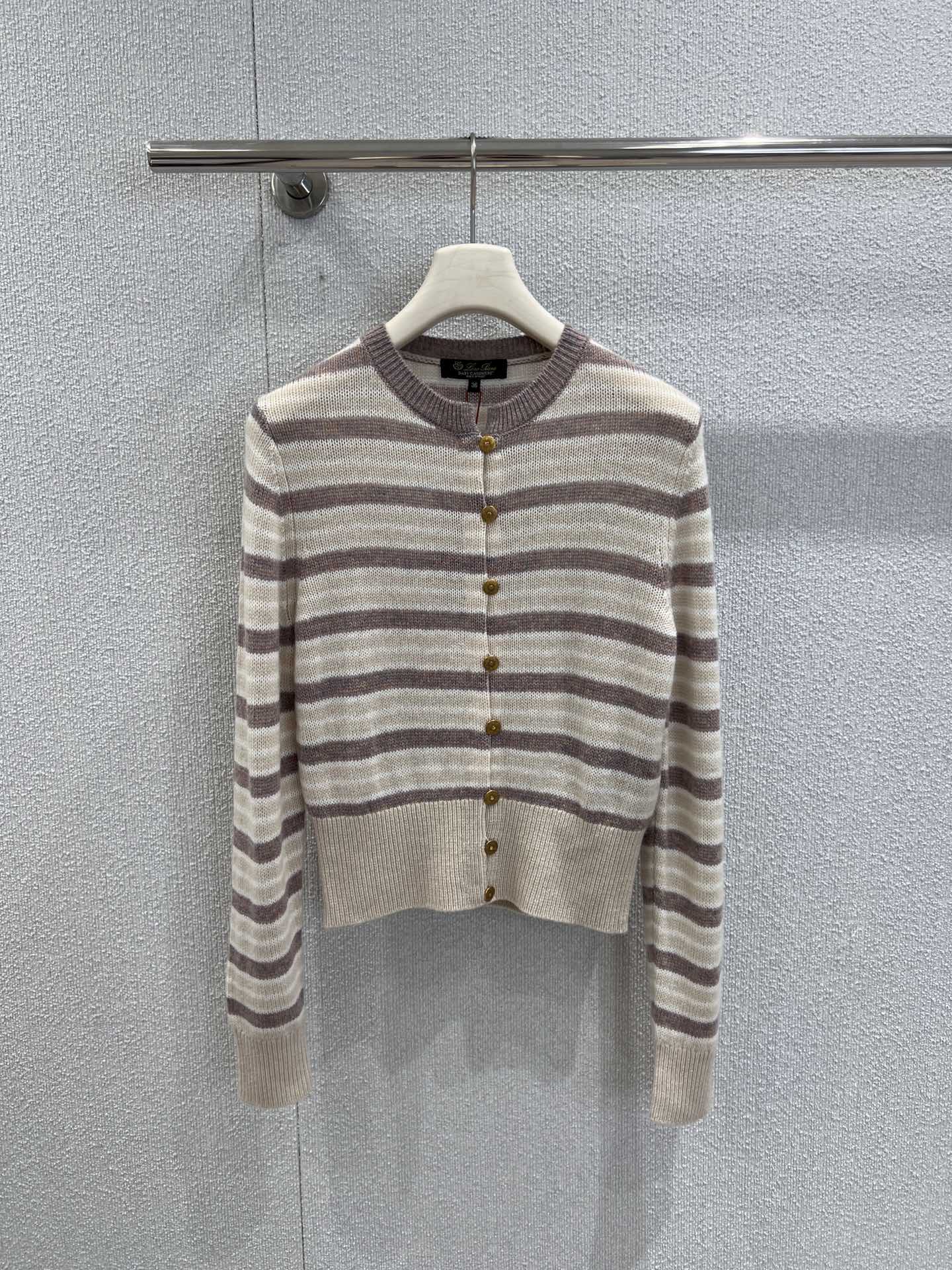 NO:508471,Supports replacement Loro Piana 25FW Fobello striped cardigan adopts the brand's iconic Baby Cashmere The bottom fluff of goat cubs is soft and delicate, integrating the wrap-around warmth with incredible light texture SML real-life details, loro piga, alexander wang19860909支持换款 Loro Piana 25FW Fobello条纹开衫 采用品牌标志性Baby Cashmere 山羊幼崽的底层绒毛 手感软糯细腻 将包裹般的温暖感与令人难以置信的轻盈质感融为一体 SML实拍细节图,,loro piana,alexander wang,Women's clothing