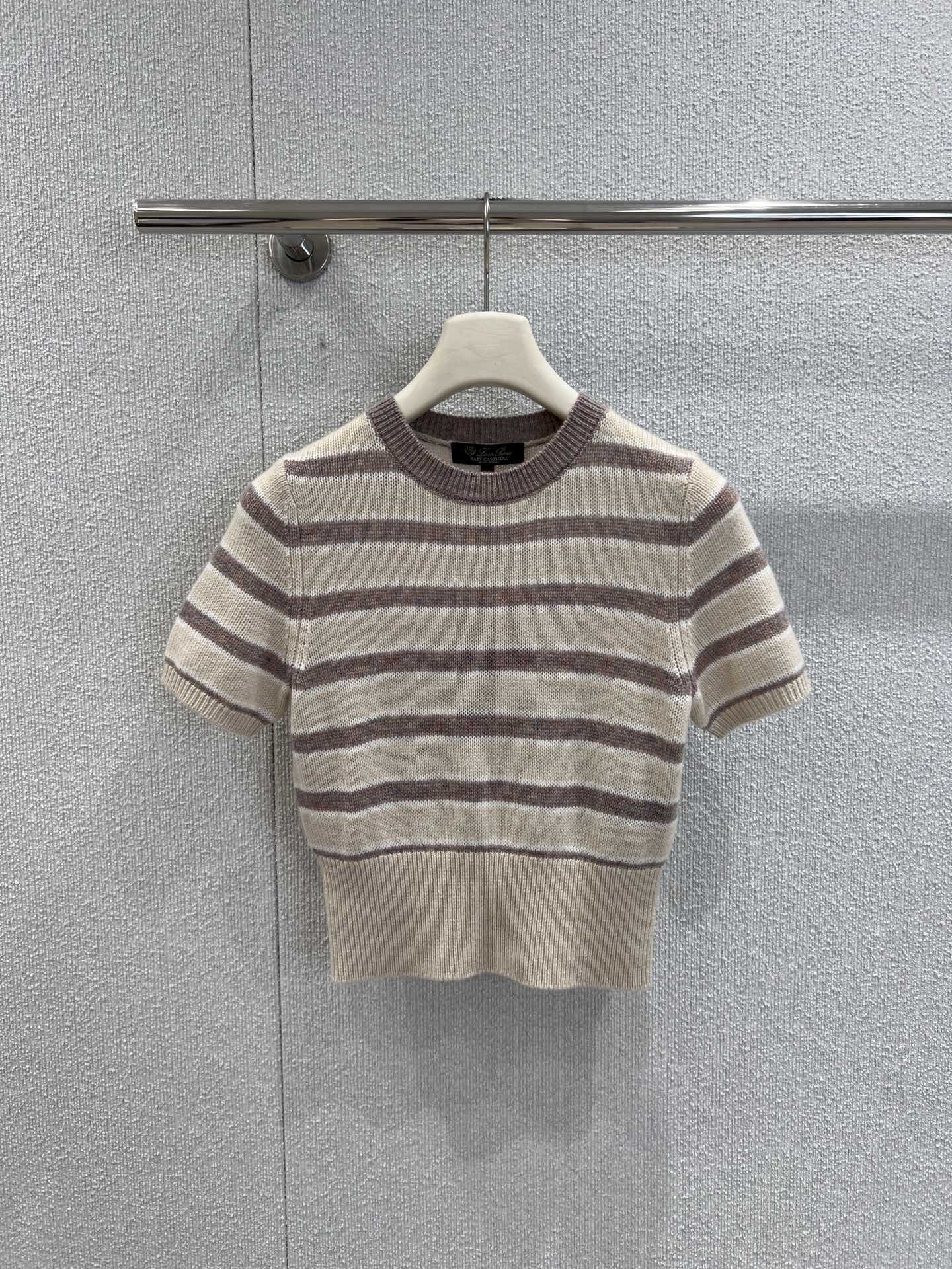 NO:517832,Support replacement Loro Piana 25FW round neck striped short-sleeved cashmere sweater Small cashmere feel soft and delicate, like wrapping clouds around the body, gentle color, striped design lengthens the leg proportions, SML real shot details, loro pigana, T-shirt, alexander wang19860909支持换款 Loro Piana 25FW 圆领条纹短袖羊绒衫 小山羊绒 手感软糯细腻 像把云朵包裹在身上 颜色温柔 条纹设计拉长腿部比例 SML实拍细节图,,loro piana,T-shirt,alexander wang,Women's clothing