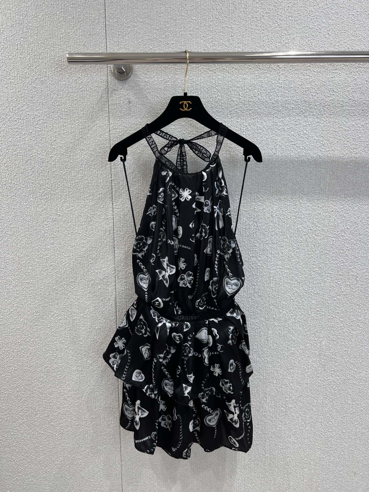 NO:477245,Support for replacement Chane* 25B high-end handicraft new style silk halter dress | Exclusive yb development!  High-end production!  A dress worth buying. Recommended for everyone to wear, with a halter-neck and backless design. Custom silk satin print, easy to handle every day, double-layer cake skirt, very fairy-like. Custom lace embroidered straps, lace is also added to the waist. The perspective feeling is more sexy. The characteristics of silk are moisture-absorbing, breathable, skin-friendly and soft, suitable for summer close-fitting and comfortable and breathable, so cool. S/M/L real photos, details, chanel, skirts, real silk, alexander wang19860909支持换款 Chane* 25B高级手工坊新款 真丝挂脖连衣裙丨独家yb开发！高版出品！一款值得入的一款连衣裙 推荐大家入,挂脖露背设计.定制真丝缎印花,日常穿着好打理,双层蛋糕裙摆,特别仙气♀ 定制蕾丝刺绣绑带,腰间同样加入了蕾丝,透视感更加性感真丝的特性吸湿、透气,亲肤柔软,适合夏季贴身穿着舒适透气,太冰爽了.现货发售 S/M/L实拍细节图,,chanel,skirts,real silk,alexander wang,Women's clothing