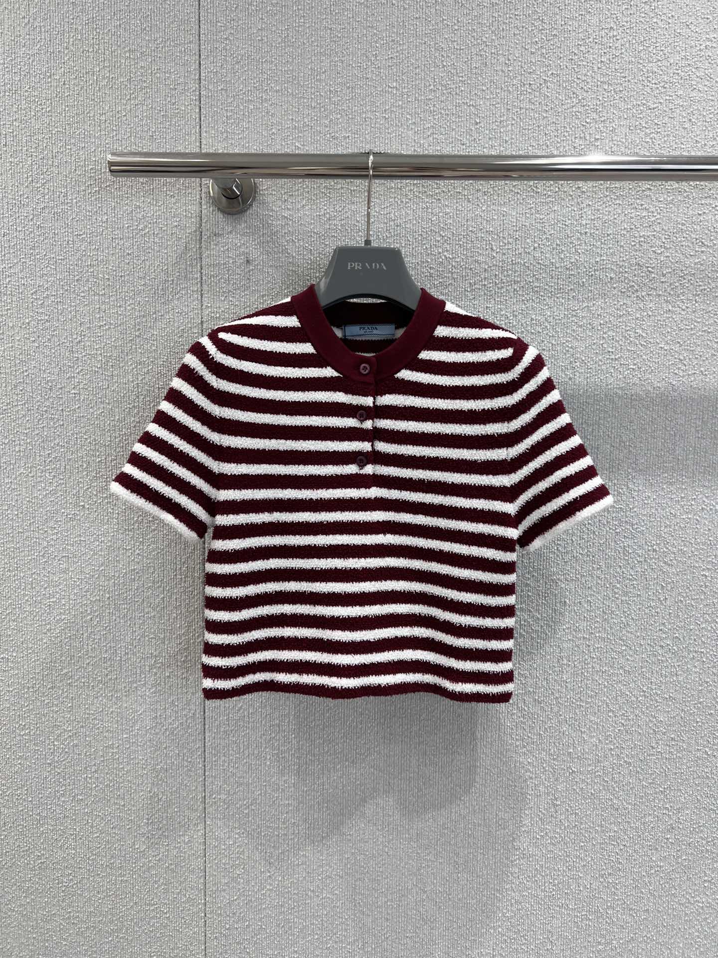 NO:477237,Support replacement Prad* 25Fw early autumn new style special yarn striped round neck knitted top | Exclusive yb development!  High-end production!  The contrasting stripes make the whiter shades!  Imported yarns are soft, delicate, breathable and comfortable!  Customized buttons, classic style, huge slimming on the upper body!  Elegant and versatile item!  A rich and beautiful woman must come in!  S/M/L real photos, prada, alexander wang19860909支持换款 Prad* 25Fw早秋新款 特种纱条纹圆领针织上衣丨独家yb开发！高版出品！条纹撞色超级显白的色调！进口纱线质感柔软细腻透气舒适！定制纽扣,经典版型上身巨显瘦！气质优雅百搭单品！白富美必入！现货发售S/M/L实拍细节图,,prada,alexander wang,Women's clothing