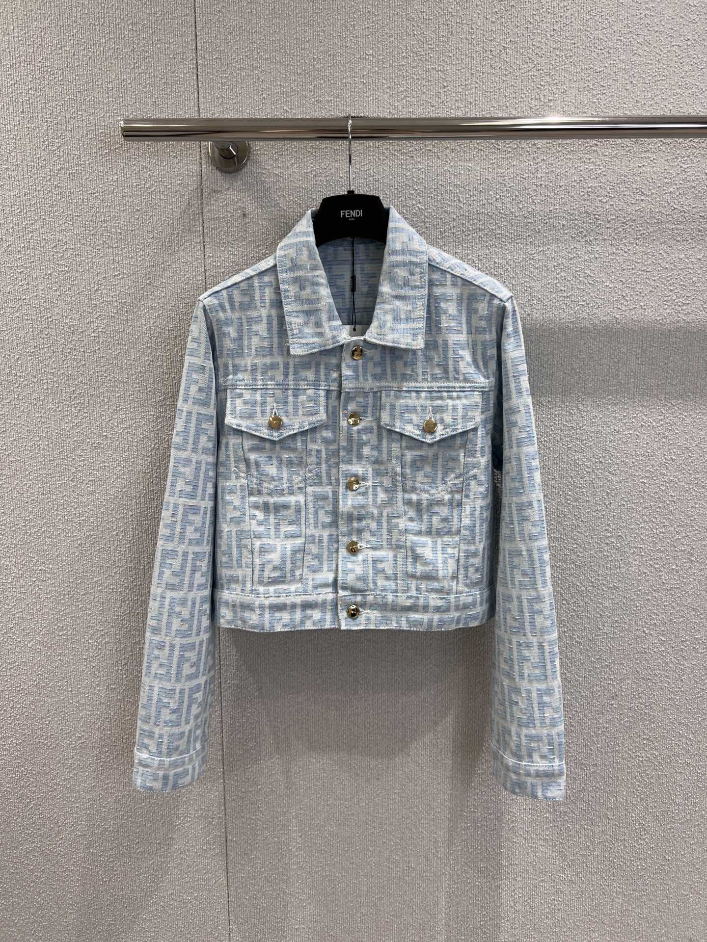 NO:478865,Supports replacement of Fend* 25Fw early autumn new style jacquard lapel denim jacket丨Exclusive high-end production!  Custom imported jacquard denim material, high-quality texture, full-quality, double F-full style, vertical appearance, flip pocket jacket, shoulder design fits the human body, makes the figure more slender and upright, allowing evergreen style to perfectly interpret the sense of casual and noble, fashionable and fashionable, the best choice for daily outfits!  S/M/L real photos of details of spot sale, fendi, jackets & coats, alexander wang19860909支持换款Fend* 25Fw早秋新款 提花翻领牛仔外套丨独家高版出品！定制进口提花牛仔材质 质感高级 品相十足 通体双F满铺 格调立显 翻盖口袋外套 正肩设计贴合人体 更显身姿纤细挺拔 让常青版型也能完美演绎休闲贵气感 时髦洋气 日常穿搭不二之选！ 现货发售S/M/L实拍细节图,,fendi,jackets & coats,alexander wang,Women's clothing