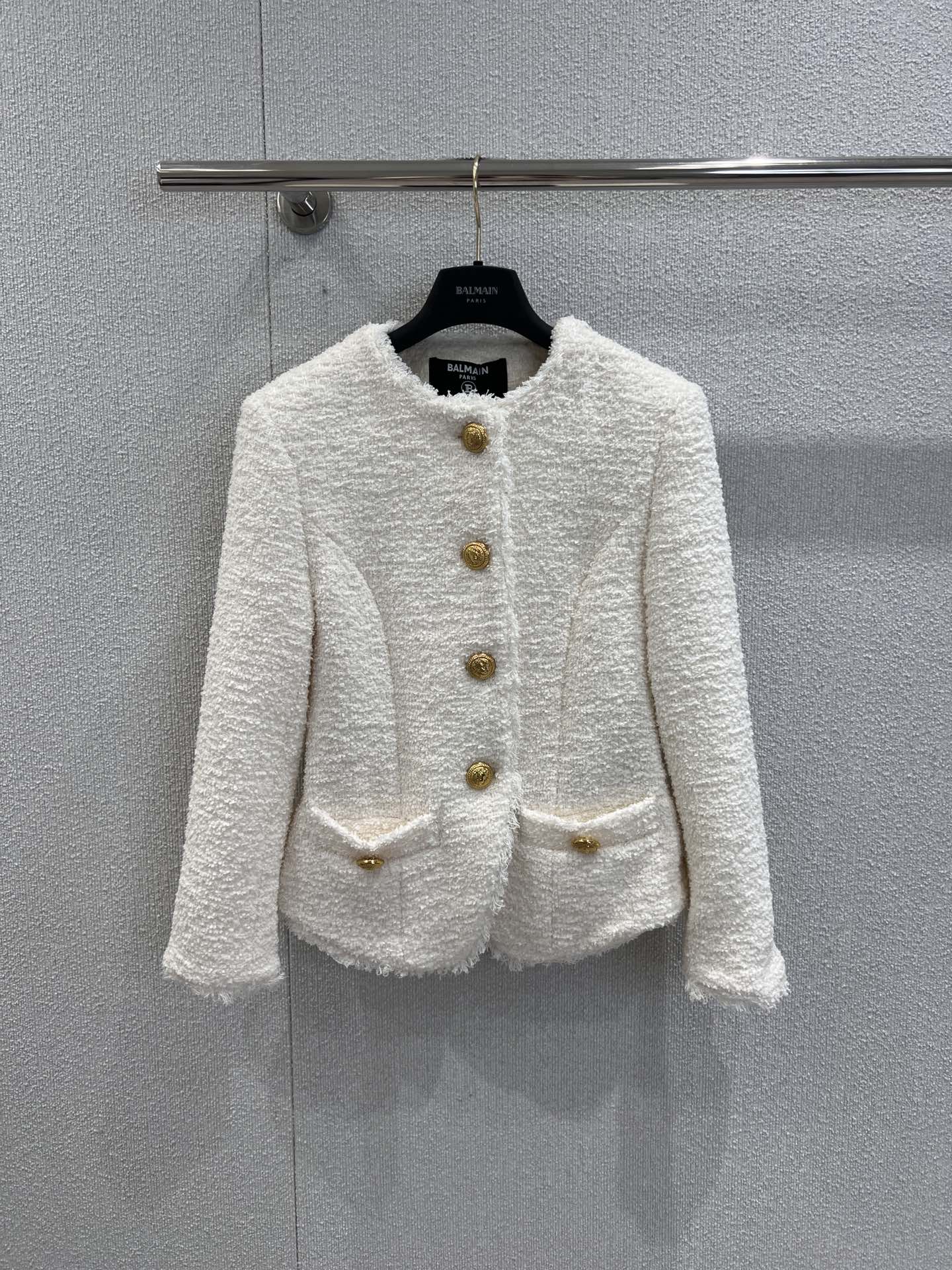 NO:478818,Support replacement of Balm*in 25Fw early autumn new style, gold buckle slim short tweed jacket jacket | Exclusive high-end production!  The upper body is a perfect color matching for the Korean drama chaebol daughter. It is low-key and retro. Whether you are commuting to work or party, you really slay the whole audience. It’s okay, it’s not too good to show off your figure. It’s exquisite little sweet girl. The exquisite details make people love fashionistas all should have a customized fabric and a texture that will bear!  S/M/L real photos, balmain, jackets & coats, jackets & coats, alexander wang19860909支持换款Balm*in 25Fw早秋新款 金扣修身短款花呢夹克外套丨独家高版出品！上身就是妥妥的韩剧财阀千金配色 低调又复古 不管上班通勤还是聚会 穿上真的slay全场好吧简直不要太显身材 穿上就是精致的小香女孩满满精致的细节让人爱不释手时髦精们都应有一件定制面料 质感扛扛的！现货发售S/M/L实拍细节图,,balmain,jackets & coats,jackets & coats,alexander wang,Women's clothing