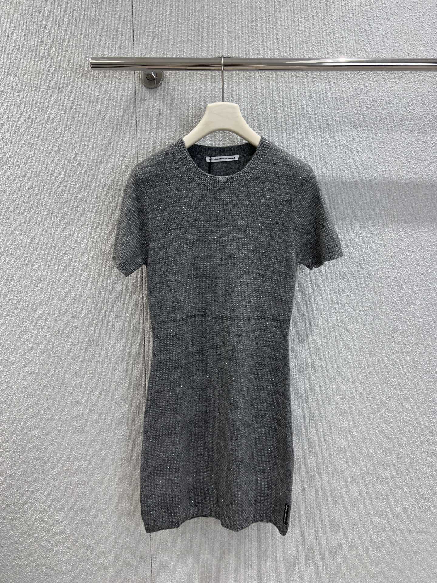 NO:478876,Support replacement of Alexand*r wang 25Fw early autumn new style, full diamond round neck short-sleeved knitted skirt丨Exclusive high-end production!  Customized wool yarn, soft, comfortable and not tying, super beautiful, super flashing and gentle, enhancement of high-end sense, elegant and generous, and exquisite in details. A must-have for fashionable essence!  S/M/L real photos of S/M/L, skirts, T-shirt, alexander wang19860909支持换款Alexand*r wang 25Fw早秋新款 满钻圆领短袖针织裙丨独家高版出品！定制羊毛纱线 软糯舒适不扎肤 超美超闪超温柔 高级感提升 优雅大方 细节处彰显精致 时髦精必备款！现货发售S/M/L实拍细节图,,skirts,T-shirt,alexander wang,Women's clothing