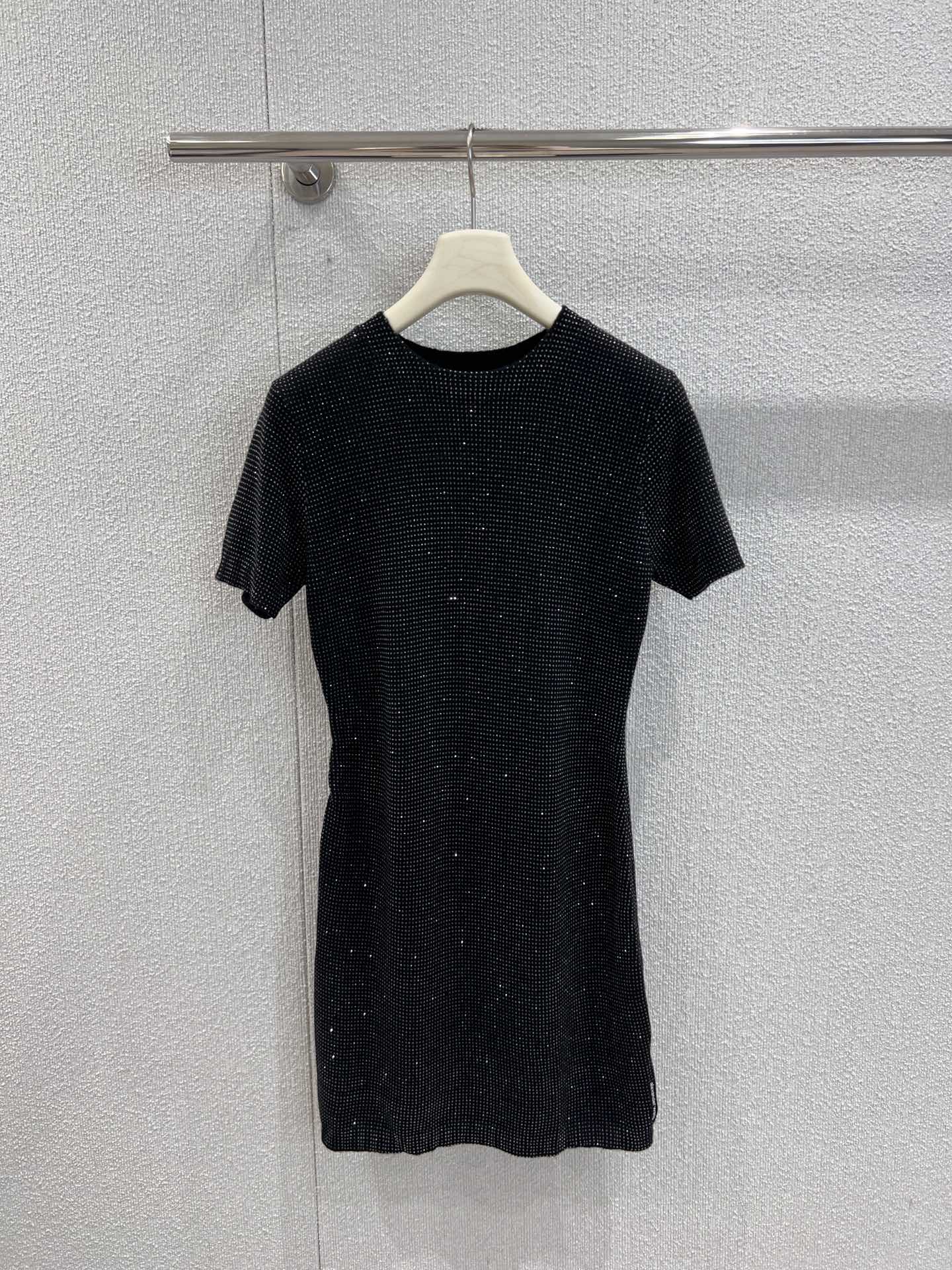 NO:478888,Support replacement of Alexand*r wang 25Fw early autumn new style, full diamond round neck short-sleeved knitted skirt丨Exclusive high-end production!  Customized wool yarn, soft, comfortable and not tying, super beautiful, super flashing and gentle, enhancement of high-end sense, elegant and generous, and exquisite in details. A must-have for fashionable essence!  S/M/L real photos of S/M/L, skirts, T-shirt, alexander wang19860909支持换款Alexand*r wang 25Fw早秋新款 满钻圆领短袖针织裙丨独家高版出品！定制羊毛纱线 软糯舒适不扎肤 超美超闪超温柔 高级感提升 优雅大方 细节处彰显精致 时髦精必备款！现货发售S/M/L实拍细节图,,skirts,T-shirt,alexander wang,Women's clothing