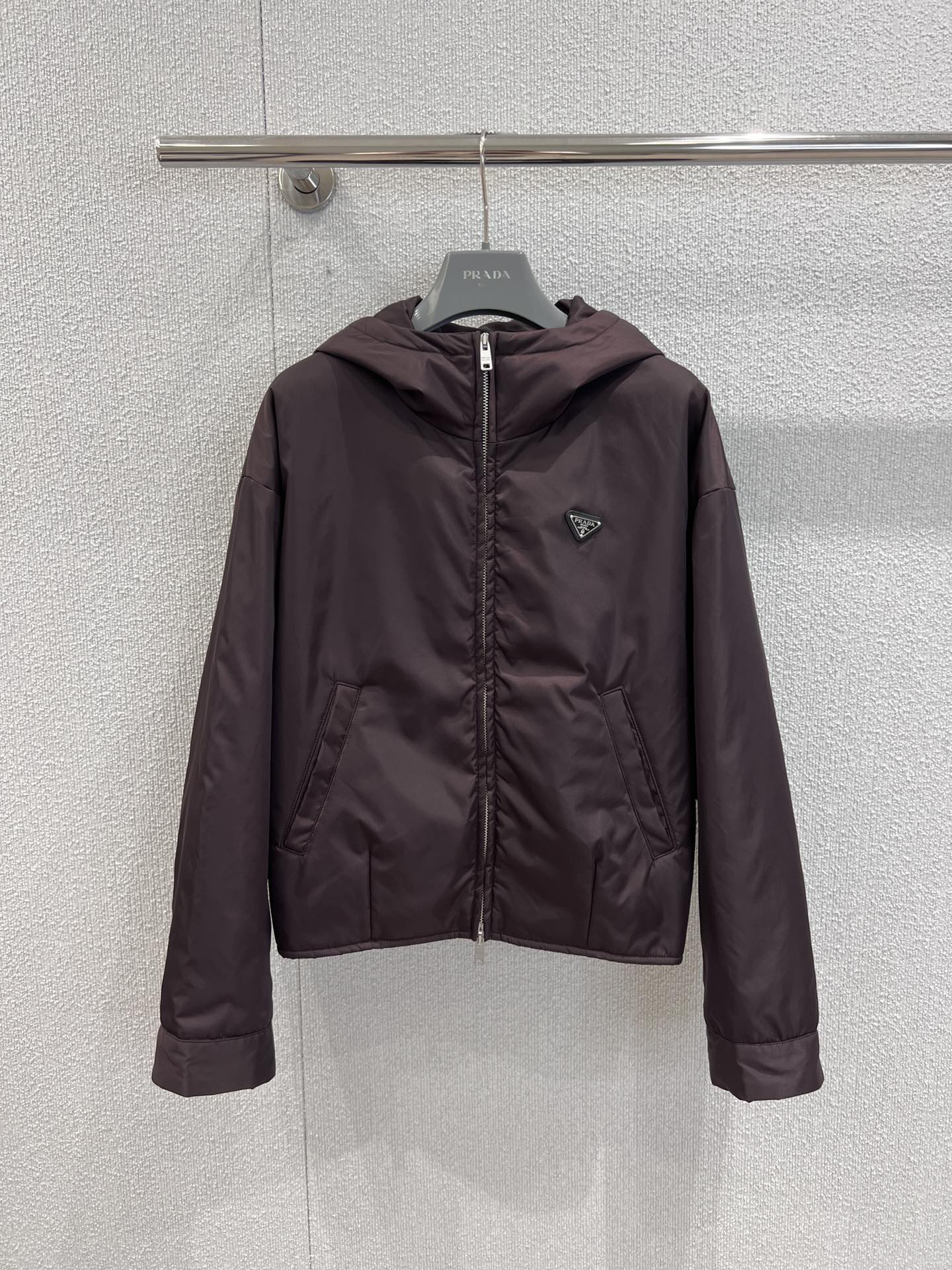 NO:477261,Support for replacement Prad* 25Fw early autumn new style, triangle hooded nylon short cotton jacket jacket | Exclusive yb development!  High-end production!  The classic Prada recycled nylon material, the brand's iconic elements of the triangle card, neat tailoring and silhouette, the short-silhouette style and triangle card make it full of high-end and recognizable!  Easy and effortless fashion sense, and wear classic elements into a new rebellious attitude!  S/M/L real photos, prada, jackets & coats, jackets & coats, hats, alexander wang19860909支持换款 Prad* 25Fw早秋新款 三角标连帽尼龙短款棉衣夹克外套丨独家yb开发！高版出品！经典的Prada的再生尼龙材质,品牌的标志性元素三角牌,利落的剪裁和廓形,短廓的版型配上三角牌拉满了高级感和辨识度！轻松拿捏不费力的时髦感,把经典元素穿出叛逆新态度！现货发售S/M/L实拍细节图,,prada,jackets & coats,jackets & coats,hats,alexander wang,Women's clothing