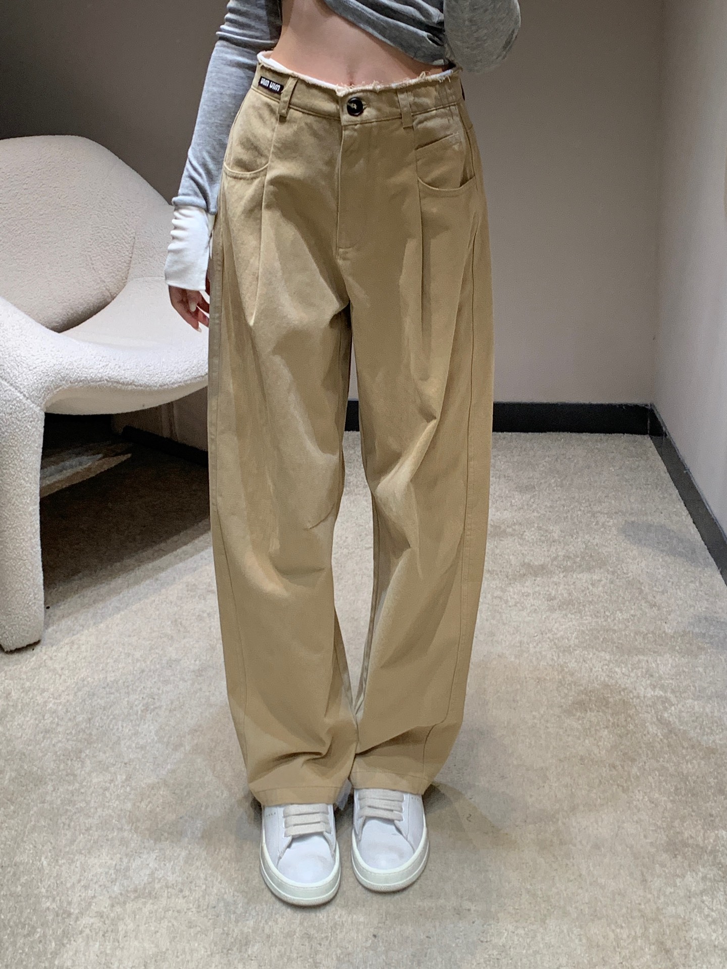 NO:477287,Miumi* 25Fw early autumn new style, breasted high-waisted scimitar trousers | Exclusive high-end production!  Twill cotton material Enzyme wash Retro khaki and burgundy with the right texture High-waisted wide-leg scimitar trousers The trousers are decorated with flocs without edges to create a free and cool style. Echoing the letter logo at the waist, showing the brand design is cool and stylish, slack and fashionable, and the combination is more attractive with high street. S/M/L, miumiu, alexander wang19860909Miumi* 25Fw早秋新款 毛边高腰弯刀长裤丨独家高版出品！斜纹棉材质 酵素水洗 质感恰到好处的复古卡其和酒红色 高腰阔腿弯刀长裤版型 裤头以不包边絮状装饰点缀 打造自由飒爽的风格魅力 与腰间字母徽标呼应 展示品牌设计酷飒有型 松弛不失时髦感 搭配更具高街魅力 现货发售S/M/L,,miumiu,alexander wang,Women's clothing