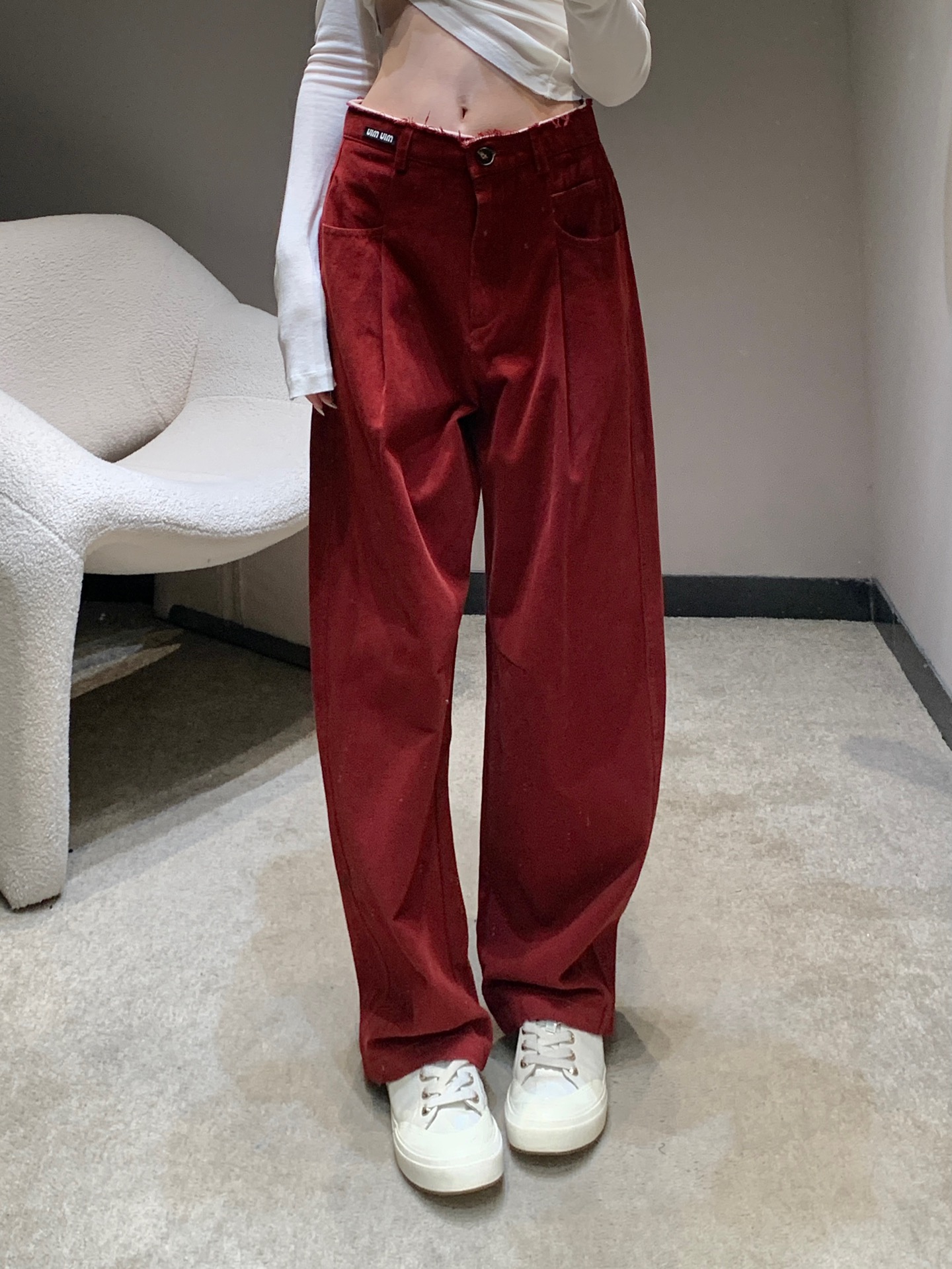 NO:477303,Miumi* 25Fw early autumn new style, breasted high-waisted scimitar trousers | Exclusive high-end production!  Twill cotton material Enzyme wash Retro khaki and burgundy with the right texture High-waisted wide-leg scimitar trousers The trousers are decorated with flocs without edges to create a free and cool style. Echoing the letter logo at the waist, showing the brand design is cool and stylish, slack and fashionable, and the combination is more attractive with high street. S/M/L, miumiu, alexander wang19860909Miumi* 25Fw早秋新款 毛边高腰弯刀长裤丨独家高版出品！斜纹棉材质 酵素水洗 质感恰到好处的复古卡其和酒红色 高腰阔腿弯刀长裤版型 裤头以不包边絮状装饰点缀 打造自由飒爽的风格魅力 与腰间字母徽标呼应 展示品牌设计酷飒有型 松弛不失时髦感 搭配更具高街魅力 现货发售S/M/L,,miumiu,alexander wang,Women's clothing