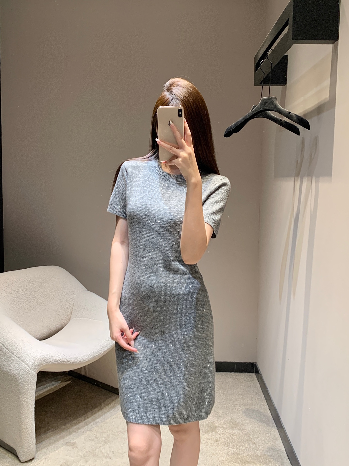 NO:478882,Alexand*r wang 25Fw early autumn new style full diamond round neck short-sleeved knitted skirt丨Exclusive high-end production!  Customized wool yarn, soft, comfortable and not tying, super beautiful, super flashing and gentle, enhancement of high-end sense, elegant and generous, and exquisite in details. A must-have for fashionable essence!  S/M/L, skirts, T-shirt, alexander wang19860909Alexand*r wang 25Fw早秋新款 满钻圆领短袖针织裙丨独家高版出品！定制羊毛纱线 软糯舒适不扎肤 超美超闪超温柔 高级感提升 优雅大方 细节处彰显精致 时髦精必备款！现货发售S/M/L,,skirts,T-shirt,alexander wang,Women's clothing