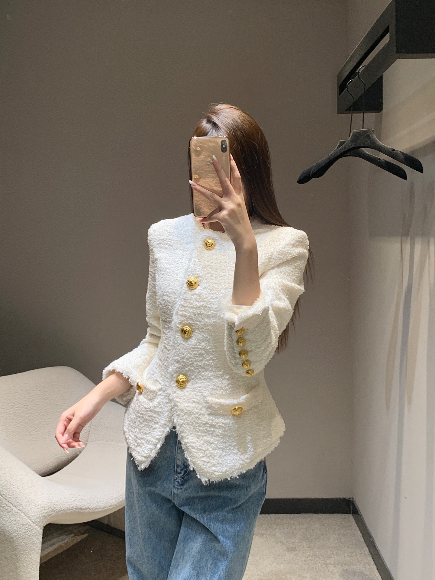 NO:478824,Balm*in 25Fw early autumn new style, gold buckle slim short tweed jacket jacket | Exclusive high-end production!  The upper body is a perfect color matching for the Korean drama chaebol daughter. It is low-key and retro. Whether you are commuting to work or party, you really slay the whole audience. It’s okay, it’s not too good to show off your figure. It’s exquisite little sweet girl. The exquisite details make people love fashionistas all should have a customized fabric and a texture that will bear!  S/M/L, balmain, jackets & coats, jackets & coats, alexander wang19860909Balm*in 25Fw早秋新款 金扣修身短款花呢夹克外套丨独家高版出品！上身就是妥妥的韩剧财阀千金配色 低调又复古 不管上班通勤还是聚会 穿上真的slay全场好吧简直不要太显身材 穿上就是精致的小香女孩满满精致的细节让人爱不释手时髦精们都应有一件定制面料 质感扛扛的！现货发售S/M/L,,balmain,jackets & coats,jackets & coats,alexander wang,Women's clothing