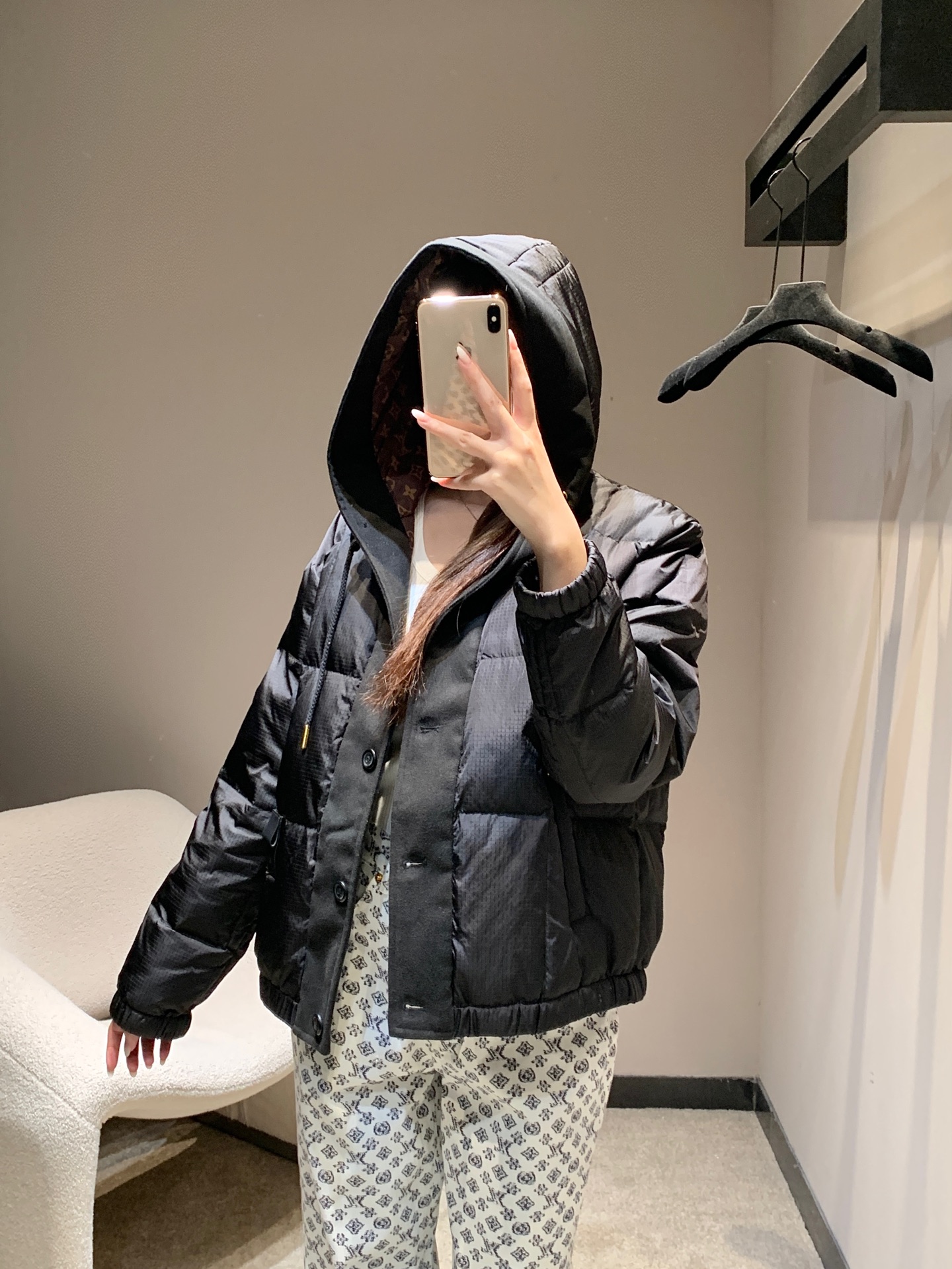 NO:478856,Louis Vuitt*n 25Fw autumn and winter new style, full-print presbyterian logo hooded cotton jacket | Exclusive yb development!  High-end production!  A must-have for fashionable and beautiful street-fighting!  The upper body is handsome and the cotton filling process is no worse than the texture of down!  The simple silhouette is very fashionable, making the cold winter very beautiful and easy to grasp the autumn and winter atmosphere. It is an irresistible classic item. Babies, hurry up and take action!  S/M/L, louis vuitton, jackets & coats, down jacket, hats, alexander wang19860909Louis Vuitt*n 25Fw秋冬新款 满印老花logo连帽棉服外套丨独家yb开发！高版出品！时髦精炸街必备款！上身帅气十足衍棉填充工艺绝不比羽绒的质感差！简约的廓形非常时髦 让寒冷的冬天也可以非常美轻轻松松拿捏秋冬氛围感是无法抗拒的经典单品宝宝们赶紧行动吧！现货发售S/M/L,,louis vuitton,jackets & coats,down jacket,hats,alexander wang,Women's clothing