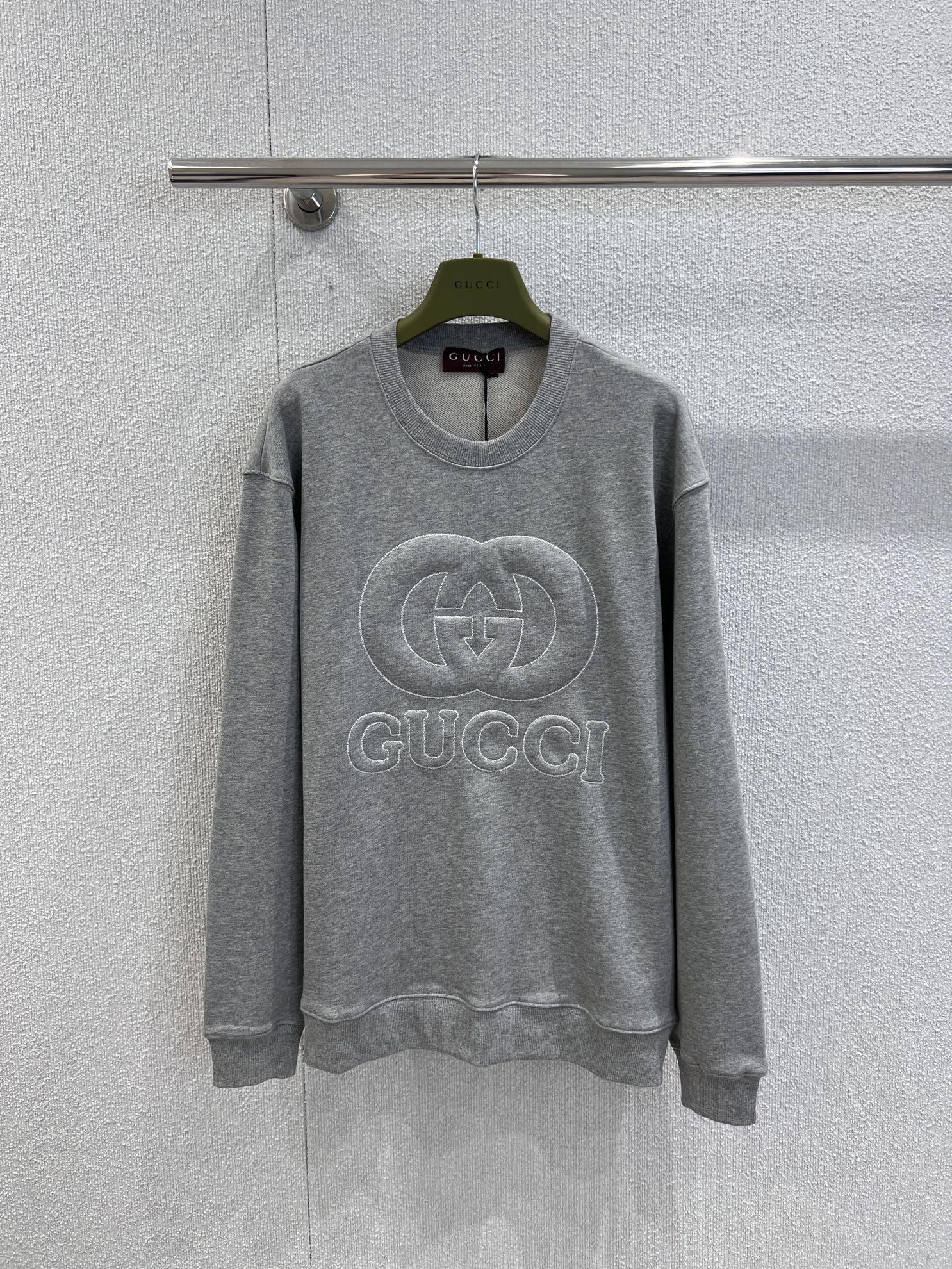 NO:478850,Supports replacement of Gucc* 25Fw autumn and winter new style, letter embroidered gray round neck sweatshirt丨Exclusive yb development!  High-end production!  Shoulder-falling pullover silhouette sweat cut, threaded edge-cover details on the cuff hem, creating a delicate and coordinated atmosphere, letter decoration on the chest, embroidered three-dimensional font elements, brand high-end feel, overall style is low-key and textured, casual and fashionable, real-life S/M/L real-life details pictures on sale, gucci, hoodie, sweatshirts, alexander wang19860909支持换款Gucc* 25Fw秋冬新款 字母刺绣灰色圆领卫衣丨独家yb开发！高版出品！落肩套头廓形卫衣剪裁 袖口下摆螺纹包边细节 营造出精致协调的氛围感 胸前点缀字母装饰 刺绣立体字体元素 品牌高级感立显 整体风格低调不失质感 穿搭休闲时髦 现货发售S/M/L实拍细节图,,gucci,hoodie,sweatshirts,alexander wang,Women's clothing